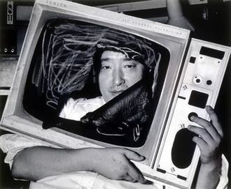 본문 이미지 - 작품 앞에 선 백남준ⓒ 뉴스1