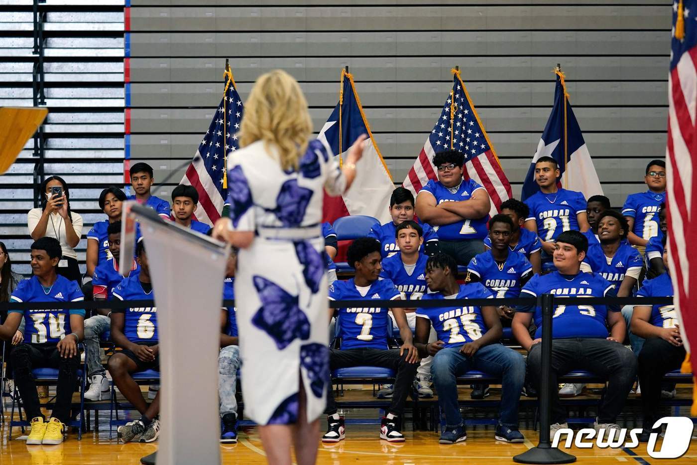 본문 이미지 - 조 바이든 미국 대통령의 부인 질 바이든 여사가 29일(현지시간) 텍사스 주 댈러스에 있는 에밋 J. 콘래드 고등학교의 백신 접종 장소를 방문해 접종 독려 연설을 하고 있다. ⓒ AFP=뉴스1 ⓒ News1 우동명 기자