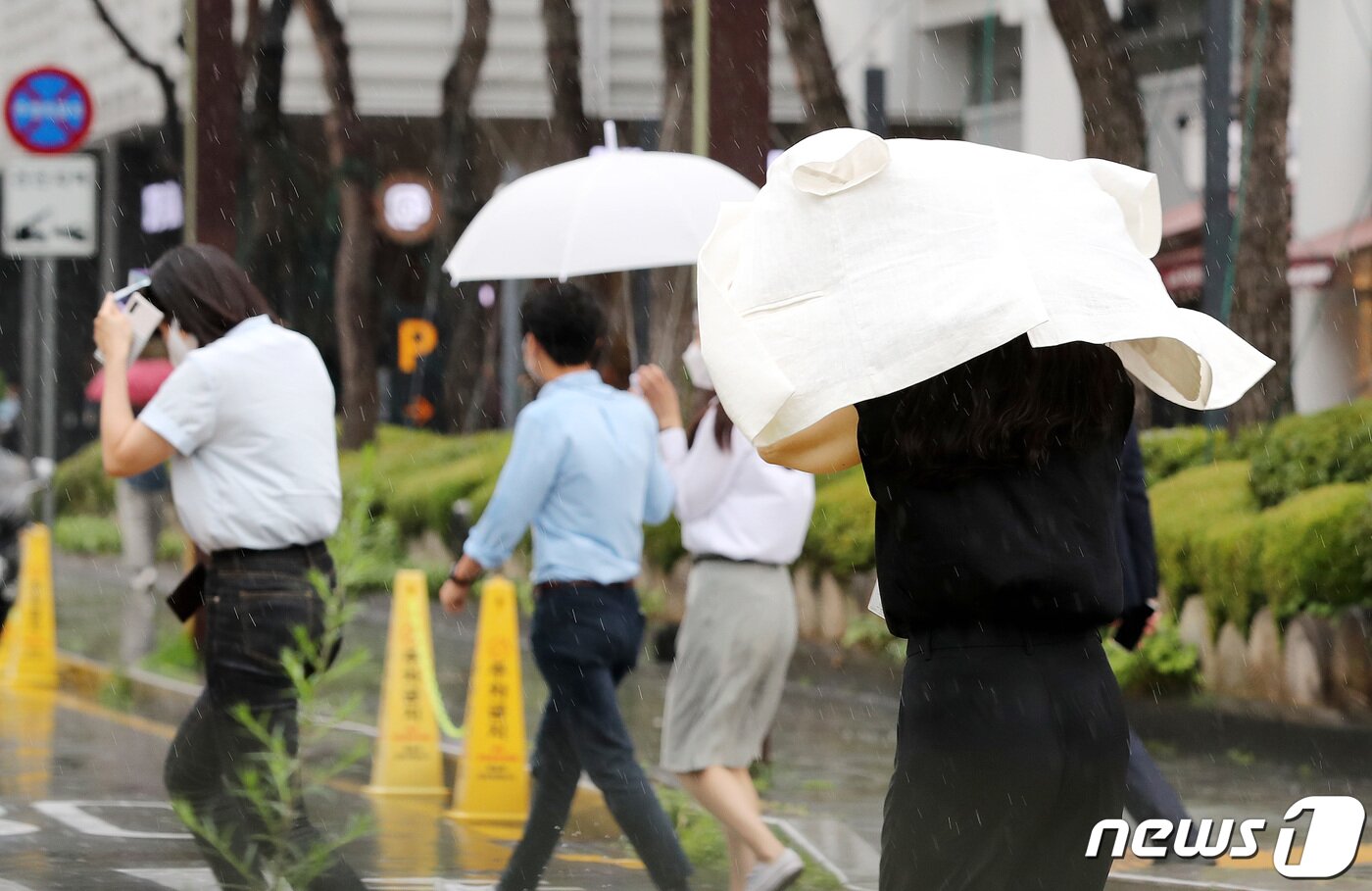 본문 이미지 - 소나기가 쏟아지는 30일 오후 서울 종로구 일대에서 시민들이 비를 피하기 위해 뛰어가고 있다.   박지혜 기자