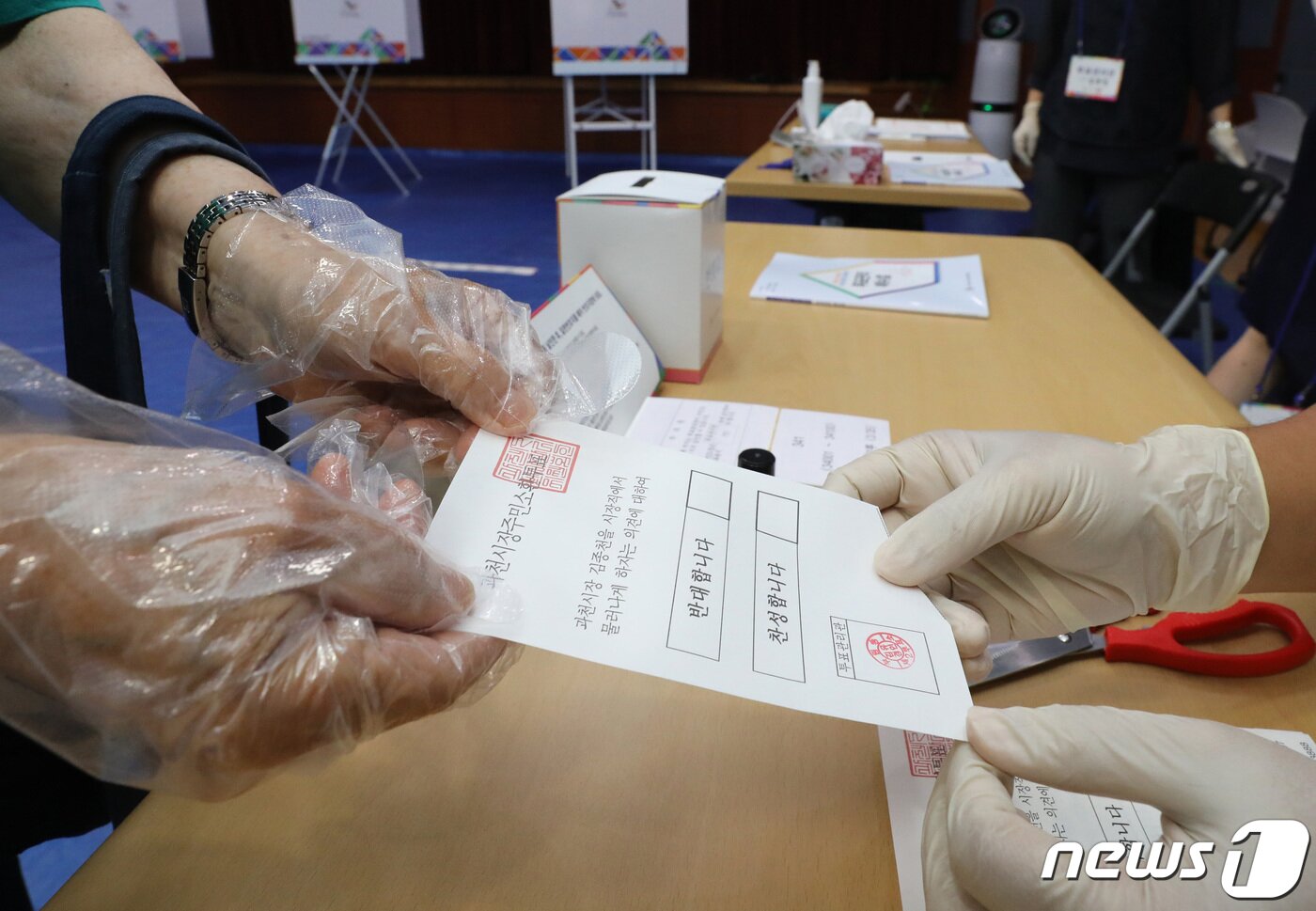 본문 이미지 - 김종천 경기 과천시장에 대한 주민소환투표가 시작된 30일 오후 경기도 과천시 부림동주민센터에서 시민들이 투표용지를 받고 있다. 투표는 이날 오전 6시~오후 8시까지 총 20곳의 투표소에서 진행되며 개표 기준은 지역 내 투표인 수 5만7286명 가운데 1만9096명이 투표를 해야만 개표 자체가 가능하다.  김영운 기자