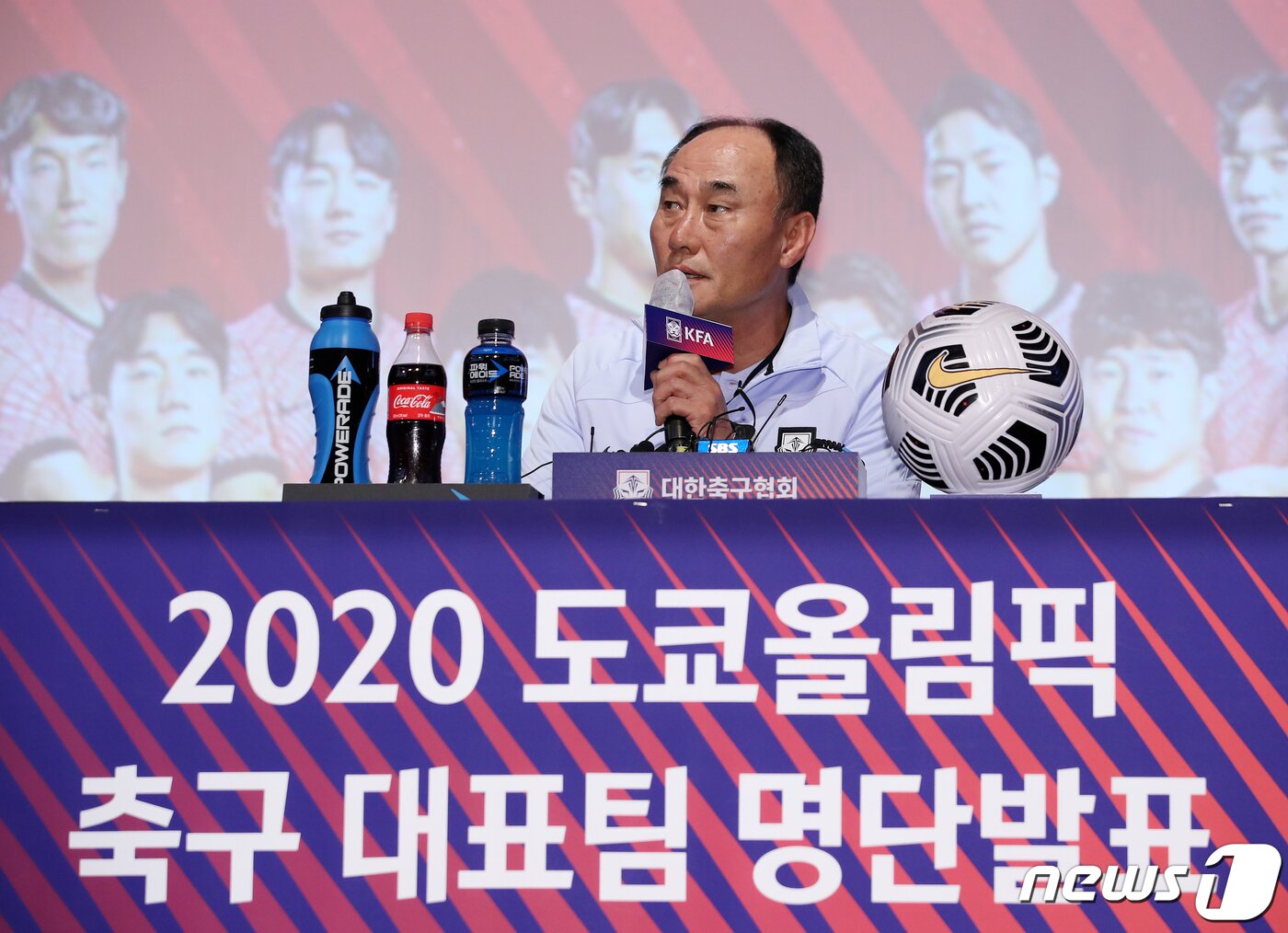 본문 이미지 - 김학범 대한민국 올림픽 축구대표팀 감독이 30일 오후 서울 종로구 광화문 KT스퀘어 드림홀에서 열린 ‘2020 도쿄올림픽 최종 명단 발표 기자회견’에서 취재진 질문에 답변하고 있다. 한편 올림픽 축구대표팀은 오는 7월 16일 오후 8시 서울월드컵경기장에서 프랑스 올림픽대표팀과 평가전과 출정식 후 다음날 도쿄로 출국한다.  김진환 기자