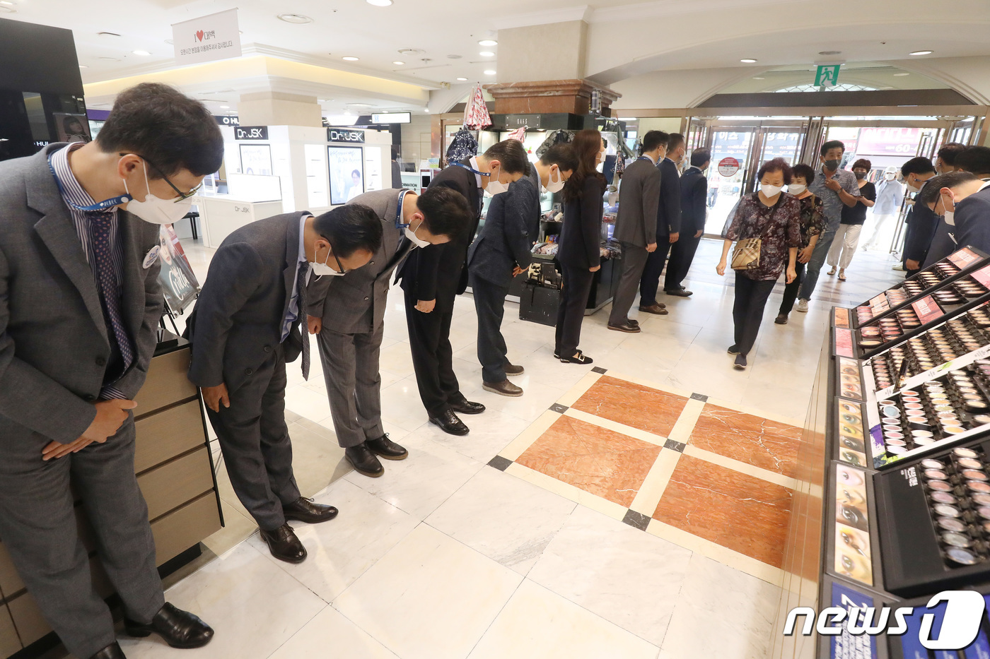 (대구=뉴스1) 공정식 기자 = 30일 오전 마지막 영업을 시작하는 대구 중구 대구백화점 본점에서 대백 임직원들이 백화점을 찾은 고객을 향해 고개 숙여 감사의 인사를 전하고 있다. …