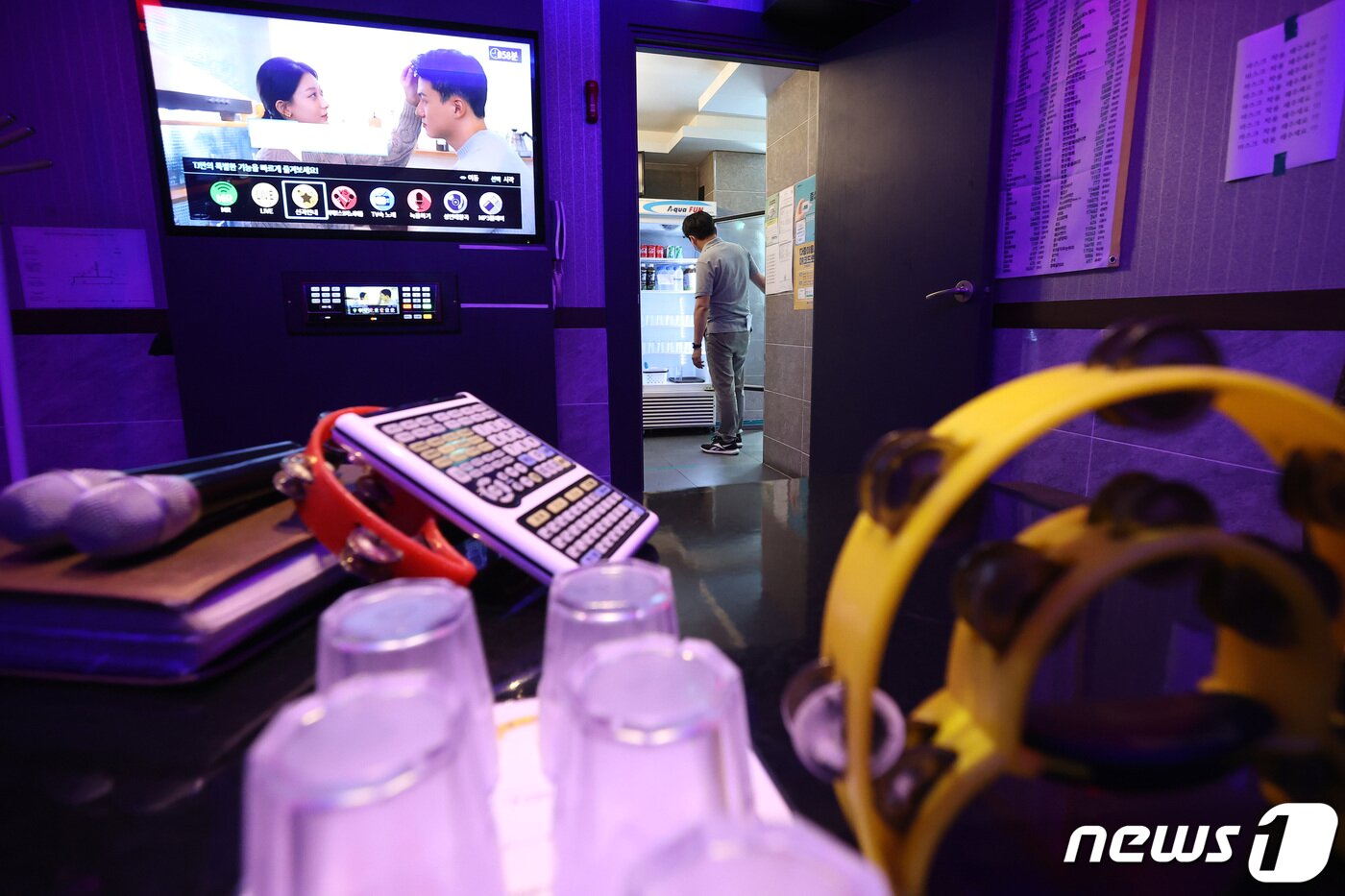 본문 이미지 - 정부의 사회적 거리두기 개편안 도입을 하루 앞둔 30일 오후 서울시내 한 유흥주점에서 관계자가 영업 준비를 하고 있다. 조태형 기자