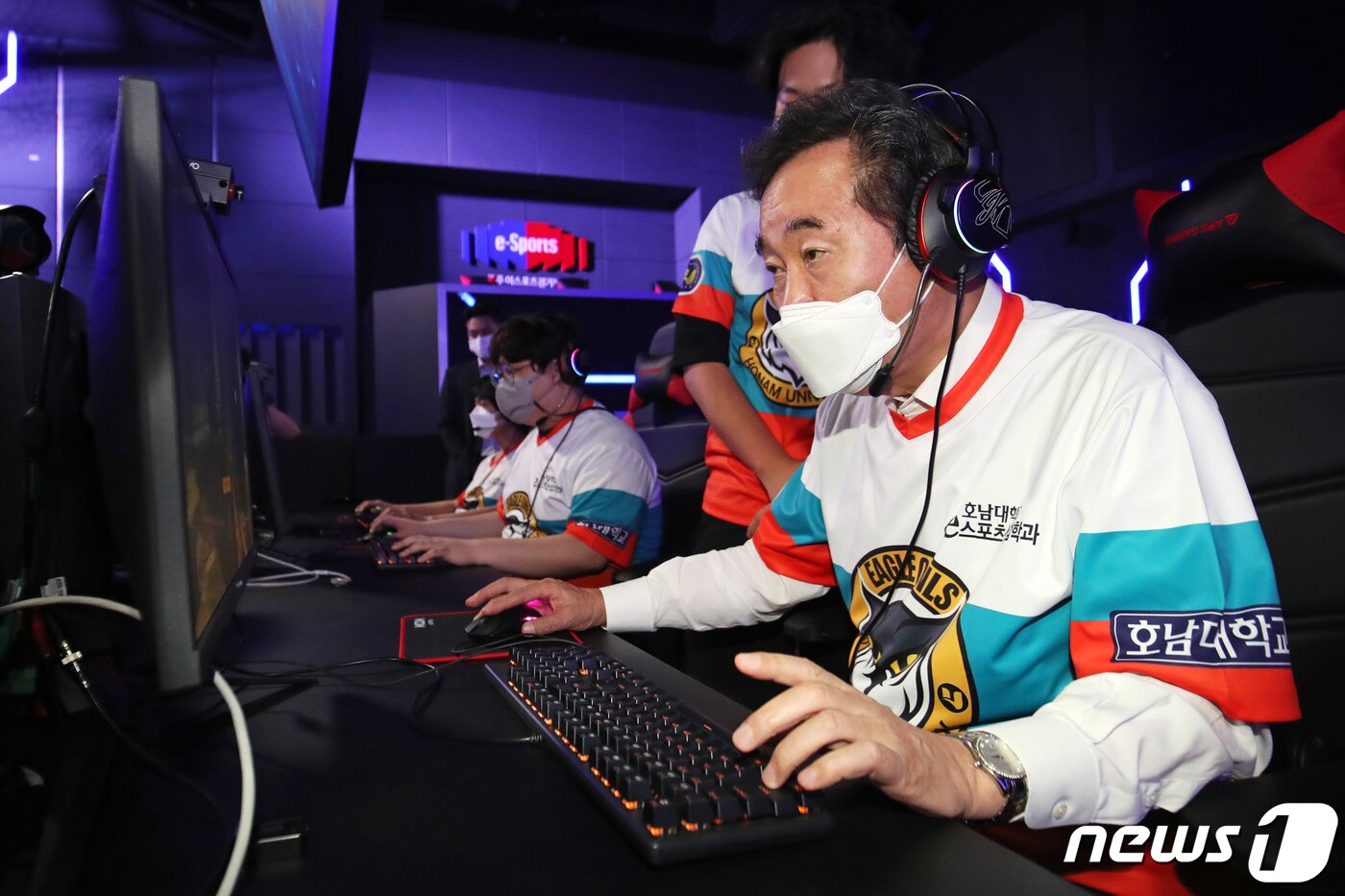 본문 이미지 - 이낙연 전 더불어민주당 대표가 30일 오후 광주 조선대학교 해오름관 e스포츠경기장에서 e스포츠산업학과 학생들과 간담회를 마친 뒤 e스포츠 체험을 하고 있다. 2021.6.30/뉴스1 ⓒ News1 황희규 기자