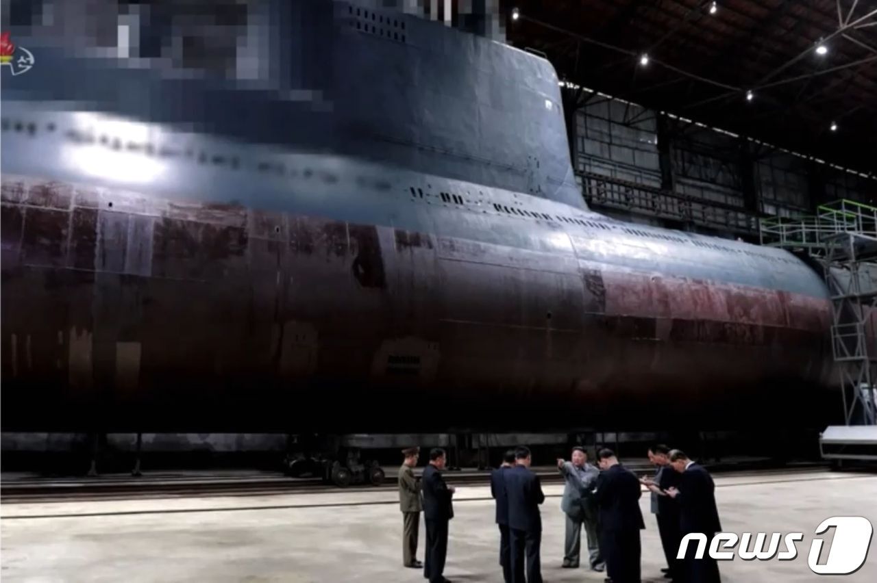 본문 이미지 - 김정은 북한 조선노동당 총비서가 지난 2019년 7월 함경남도 신포조선소의 신형 잠수함 건조 현장을 시찰했다. (조선중앙TV 캡처) ⓒ 뉴스1