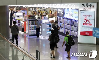 본문 이미지 - 인천국제공항 제1여객터미널 면세점의 모습.2021.6.4/뉴스1 ⓒ News1 정진욱 기자