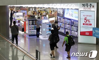 인천국제공항 제1여객터미널 면세점의 모습.2021.6.4/뉴스1 ⓒ News1 정진욱 기자