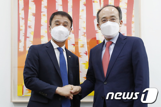 법사위원장 공방 재점화…與 "흥정 대상 아냐" 野 "야당 몫 강탈한 것" - Vimarsana News