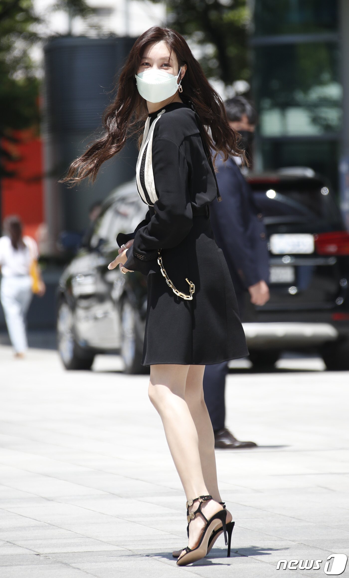 본문 이미지 - 배우 이지아가 4일 오후 서울 양천구 목동SBS에서 열린 ‘펜트하우스3’ 제작발표회를 위해 들어서며 예쁜 인사를 하고 있다. 2021.6.4/뉴스1 ⓒ News1 권현진 기자