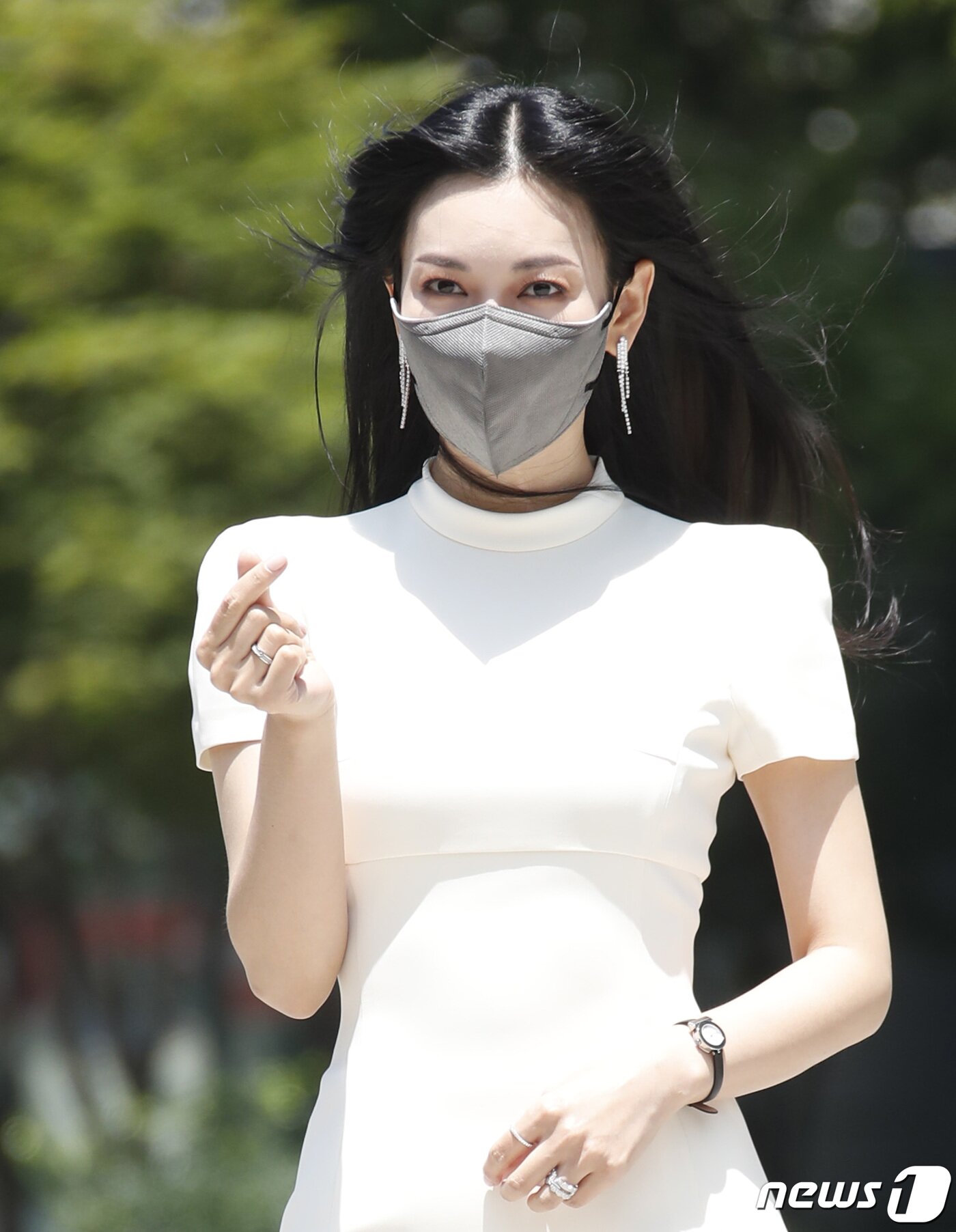 본문 이미지 - 배우 김소연이 4일 오후 서울 양천구 목동SBS에서 열린 ‘펜트하우스3’ 제작발표회를 위해 들어서며 하트를 그리고 있다. 2021.6.4/뉴스1 ⓒ News1 권현진 기자