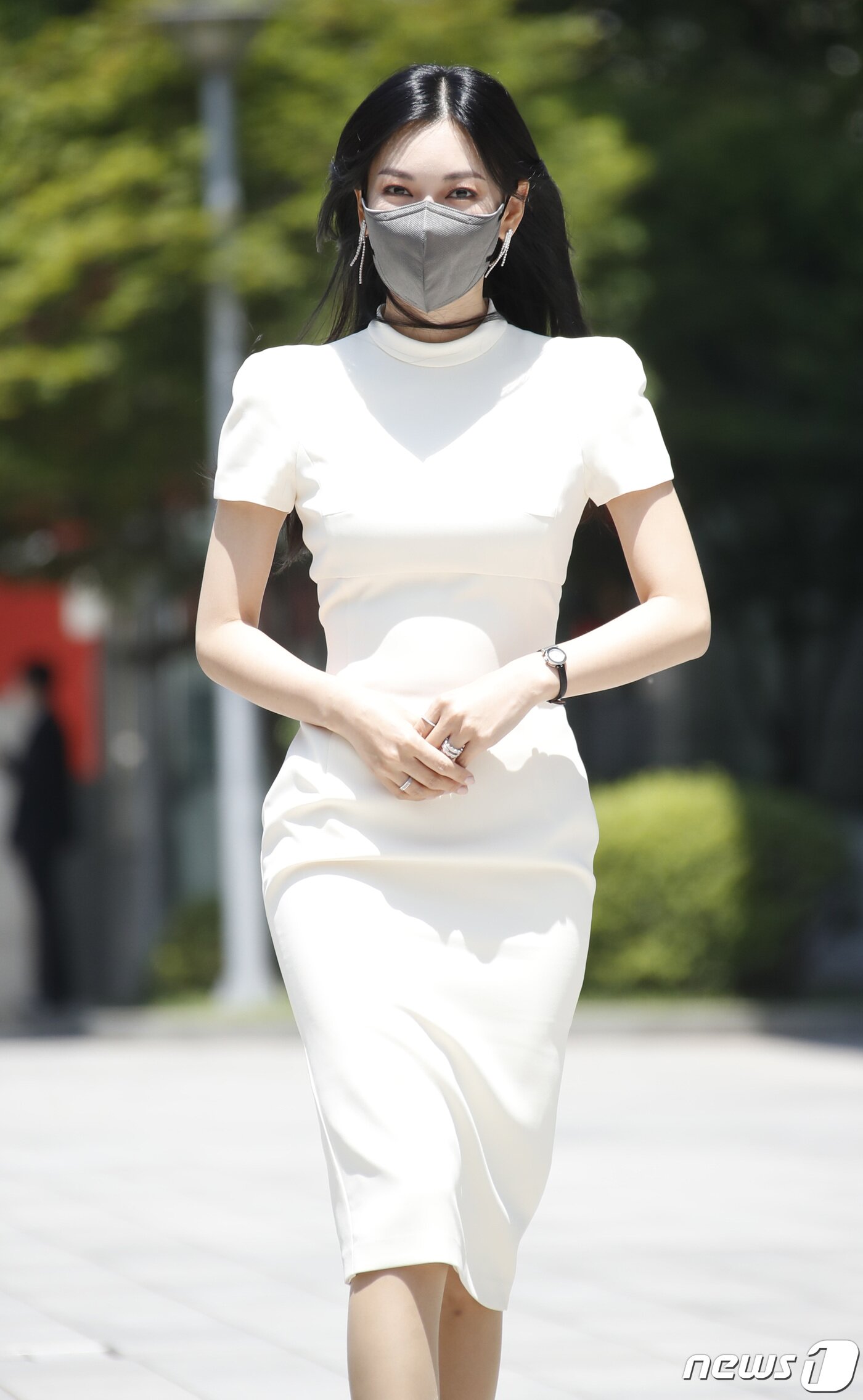 본문 이미지 - 배우 김소연이 4일 오후 서울 양천구 목동SBS에서 열린 ‘펜트하우스3’ 제작발표회를 위해 들어서고 있다. 2021.6.4/뉴스1 ⓒ News1 권현진 기자