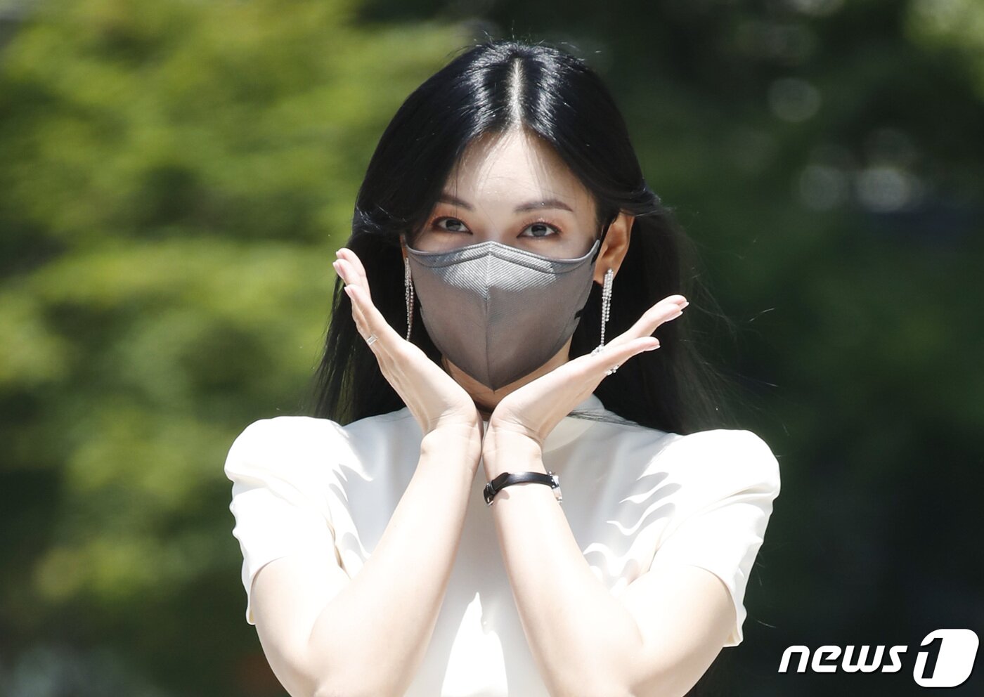 본문 이미지 - 배우 김소연이 4일 오후 서울 양천구 목동SBS에서 열린 ‘펜트하우스3’ 제작발표회를 위해 들어서며 꽃받침 포즈를 하고 있다. 2021.6.4/뉴스1 ⓒ News1 권현진 기자