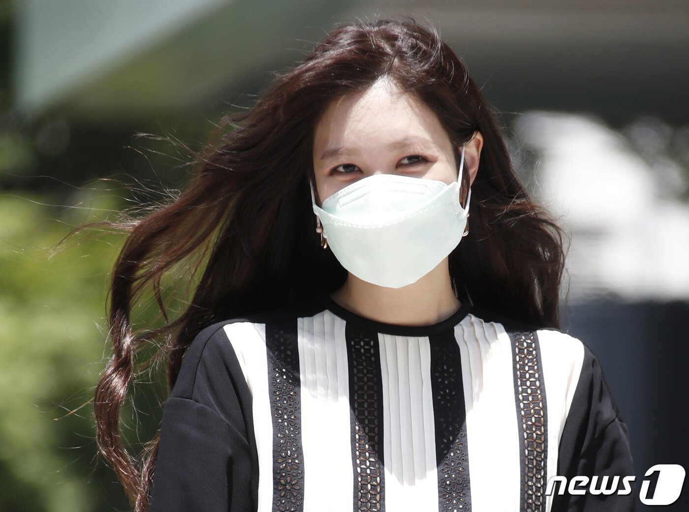 본문 이미지 - 배우 이지아가 4일 오후 서울 양천구 목동SBS에서 열린 ‘펜트하우스3’ 제작발표회를 위해 들어서며 미소를  짓고 있다. 2021.6.4/뉴스1 ⓒ News1 권현진 기자