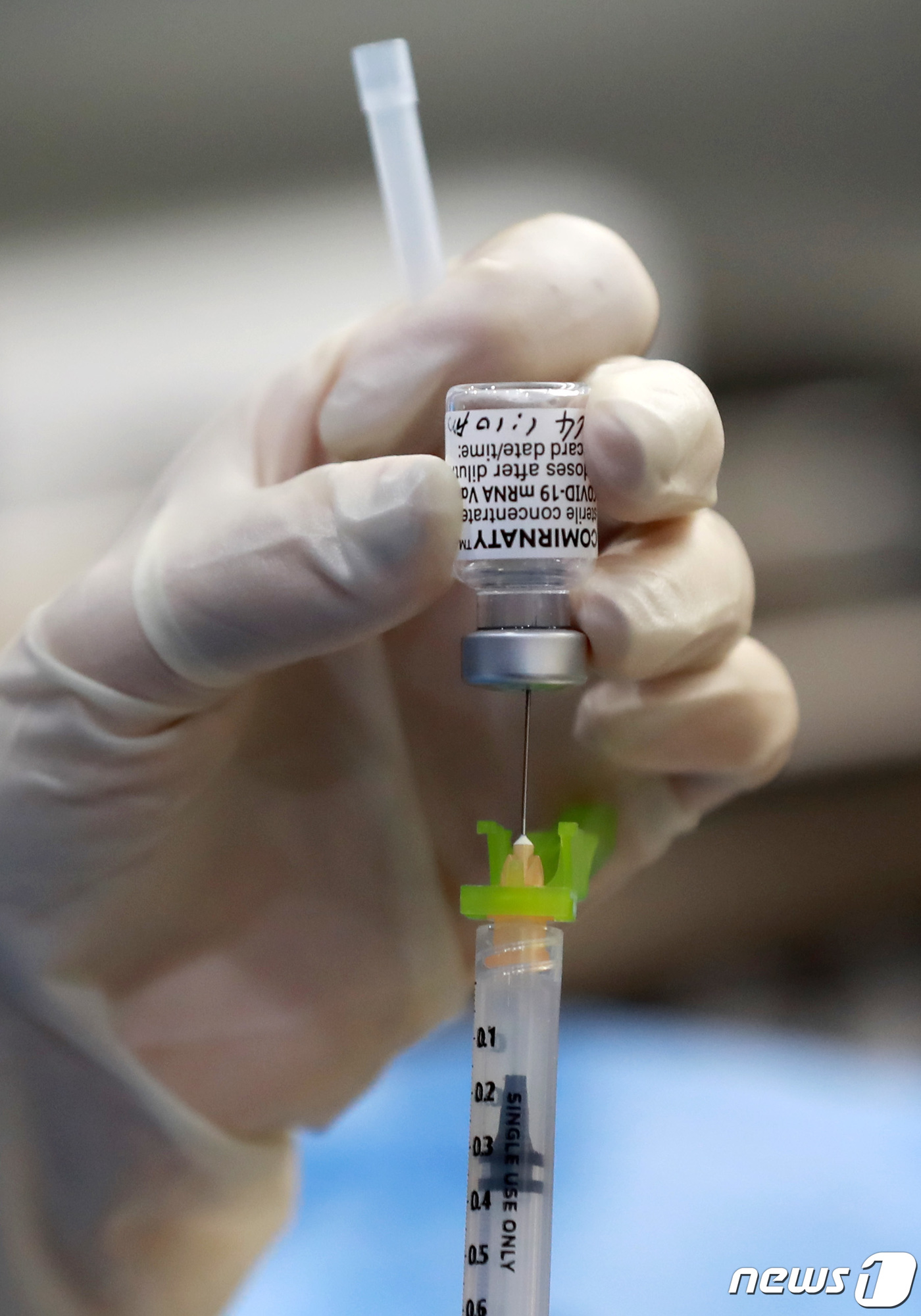 (서울=뉴스1) 구윤성 기자 = 4일 서울 영등포아트홀에 마련된 코로나19 예방접종센터에서 의료진이 화이자 백신을 추출하고 있다.중앙방역대책본부(방대본)에 따르면 지난달 31일 0 …