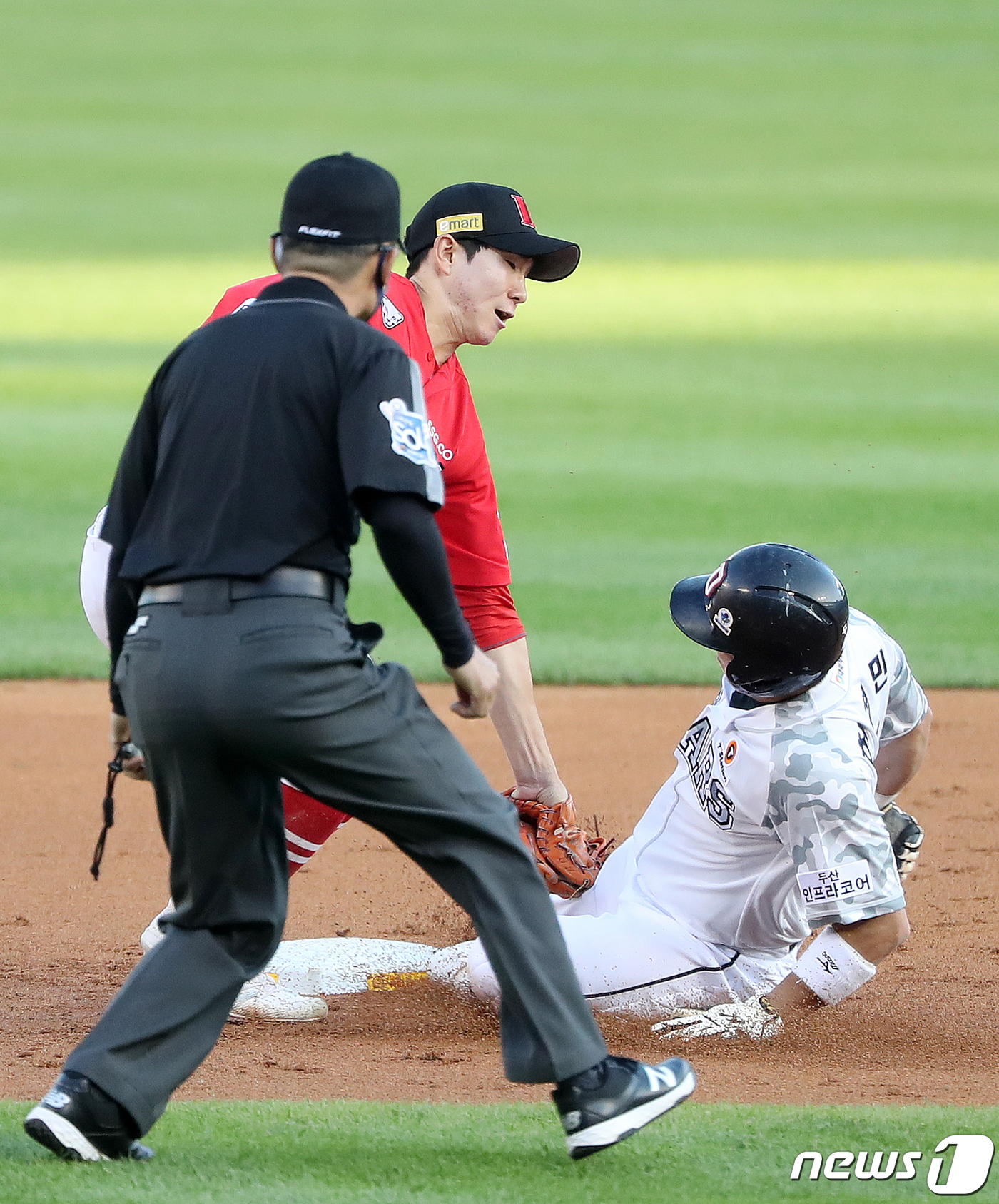(서울=뉴스1) 김진환 기자 = 4일 오후 서울 잠실야구장에서 열린 '2021 신한은행 SOL KBO리그' SSG랜더스와 두산베어스의 경기에서 두산 허경민이 1회말 2사 1루에서 …