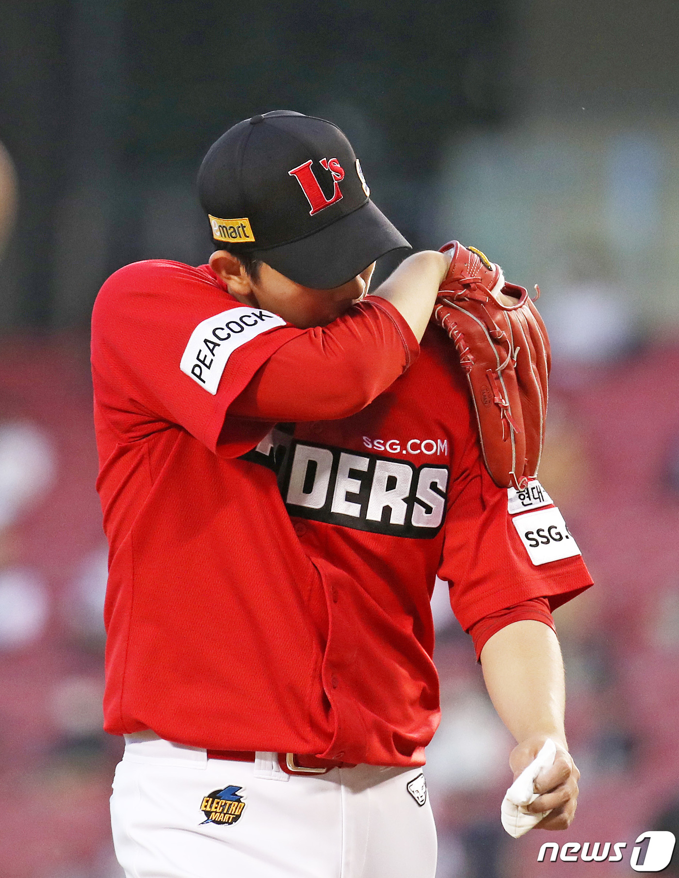 (서울=뉴스1) 조태형 기자 = 4일 오후 서울 송파구 잠실야구장에서 열린 '2021 신한은행 SOL KBO리그' 두산 베어스와 SSG랜더스의 경기, 3회말 종료 후 SSG 선발 …