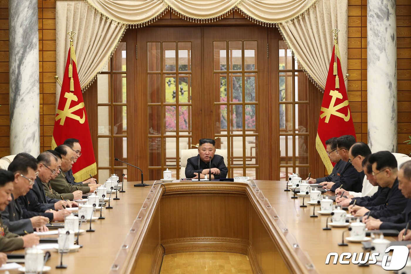 본문 이미지 - (평양 노동신문=뉴스1) = 김정은 북한 조선노동당 총비서(가운데)가 지난 6월4일 당 중앙위 본부청사에서 중앙위 제8기 제1차 정치국회의를 주재했다. [국내에서만 사용가능. 재배포 금지. DB 금지. For Use Only in the Republic of Korea. Redistribution Prohibited] rodongphoto@news1.kr