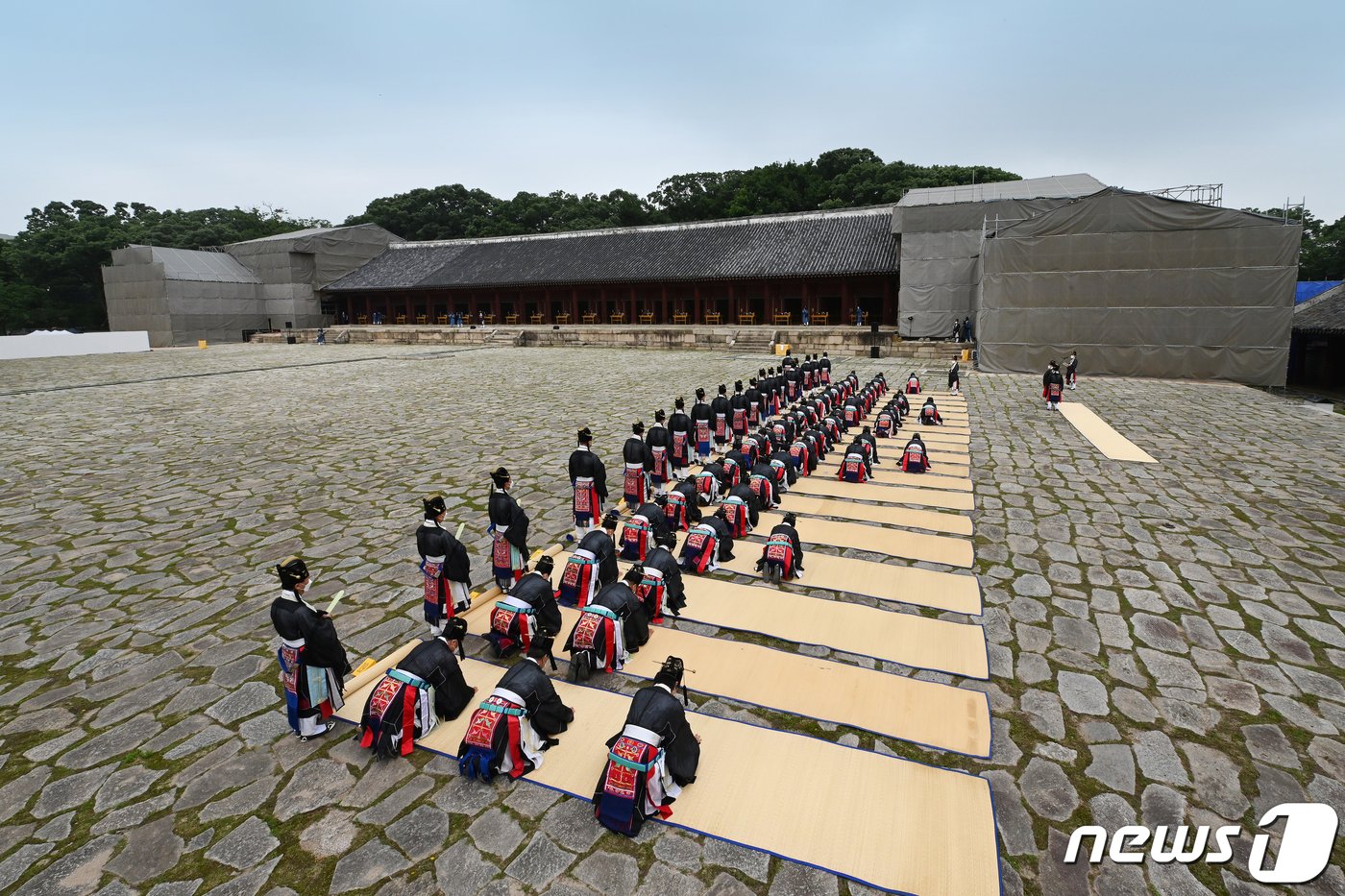 본문 이미지 - 5일 오전 서울 종로구 종묘에서 관계자들이 조선시대 왕과 왕비의 49개 신주를 모시기 위한 이안제를 하고 있다. 이안은 죽은 사람의 이름을 적은 나뭇조각인 '신주'를 다른 곳으로 옮겨 모시는 의식을 뜻하는 것으로 이번 이안은 1870년(고종 7년) 종묘 정전과 영녕전의 건물 수리로 인한 대규모 이안 이후 151년 만이다. 종묘 정전은 2015년 안전 점검 때 물이 새고 일부가 파손된 것이 확인돼 신주는 창덕궁 구선원전으로 옮겨지며 내년 수리가 끝나는 대로 다시 종묘로 옮길 예정이다.(문화재청 제공) 2021.6.5/뉴스1 ⓒ News1 신웅수 기자