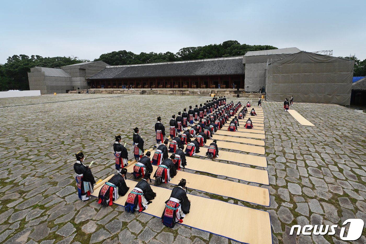 5일 오전 서울 종로구 종묘에서 관계자들이 조선시대 왕과 왕비의 49개 신주를 모시기 위한 이안제를 하고 있다. 이안은 죽은 사람의 이름을 적은 나뭇조각인 &#39;신주&#39;를 다른 곳으로 옮겨 모시는 의식을 뜻하는 것으로 이번 이안은 1870년&#40;고종 7년&#41; 종묘 정전과 영녕전의 건물 수리로 인한 대규모 이안 이후 151년 만이다. 종묘 정전은 2015년 안전 점검 때 물이 새고 일부가 파손된 것이 확인돼 신주는 창덕궁 구선원전으로 옮겨지며 내년 수리가 끝나는 대로 다시 종묘로 옮길 예정이다.&#40;문화재청 제공&#41; 2021.6.5/뉴스1 ⓒ News1 신웅수 기자