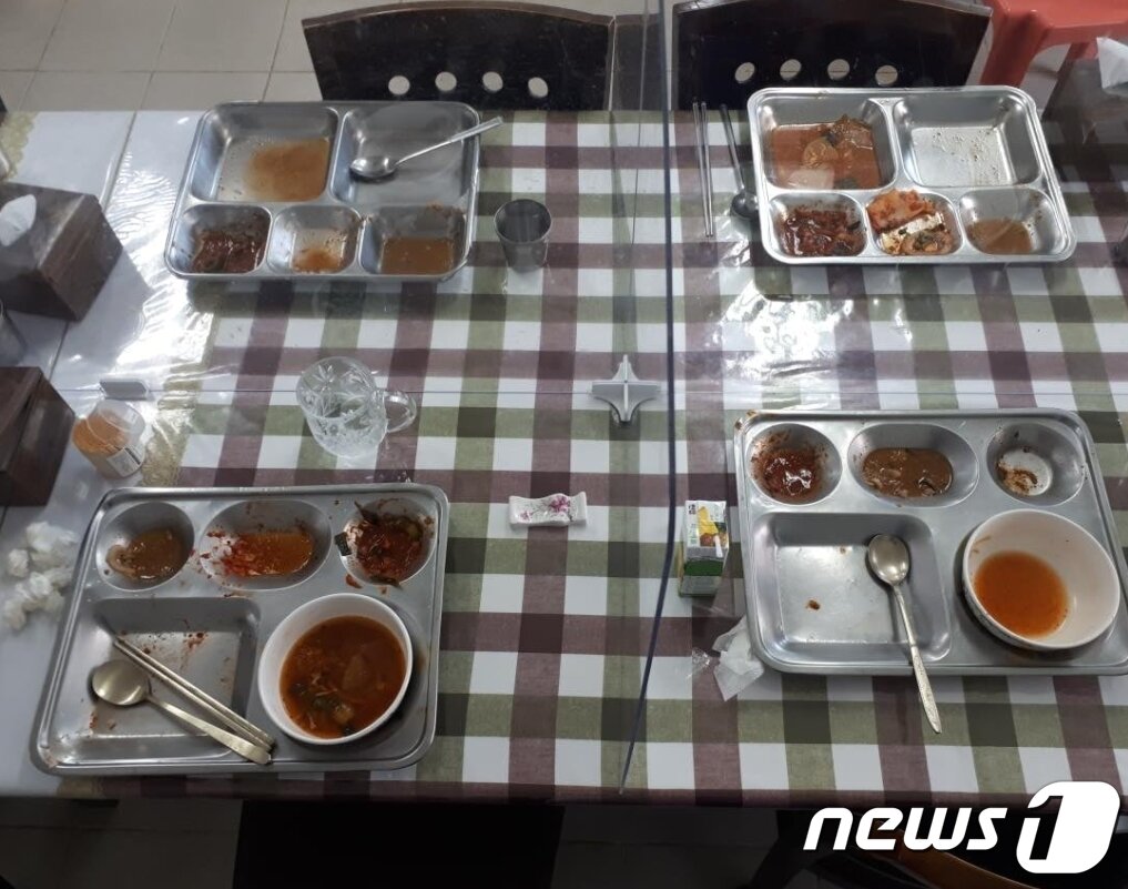 본문 이미지 - 육군 제6사단 예하 부대에서 간부들이 식사를 한 뒤 식판을 치우지 않아 병사들이 대신 치우고 있단 주장이 제기됐다.(육대전 페이스북 캡처) ⓒ 뉴스1