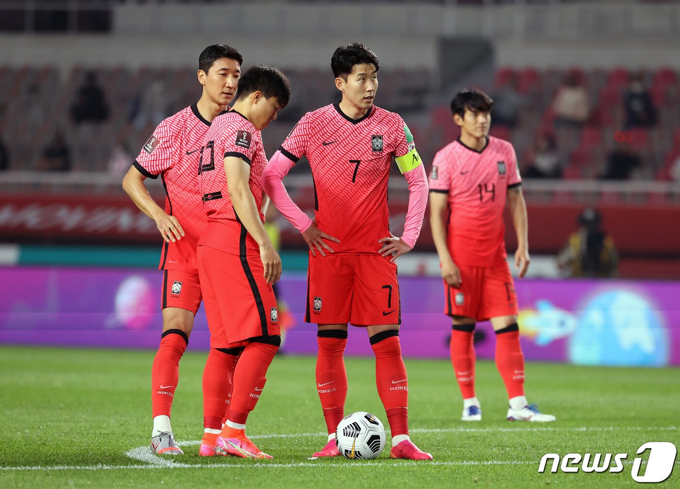 본문 이미지 - 5일 오후 경기도 고양시 고양종합운동장에서 열린 2022 국제축구연맹(FIFA) 카타르 월드컵 아시아지역 2차 예선 대한민국과 투르크메니스탄의 경기에서 손흥민을 비롯한 대한민국 선수들이 프리킥 전 작전을 논의하고 있다. 2021.6.5/뉴스1 ⓒ News1 이재명 기자