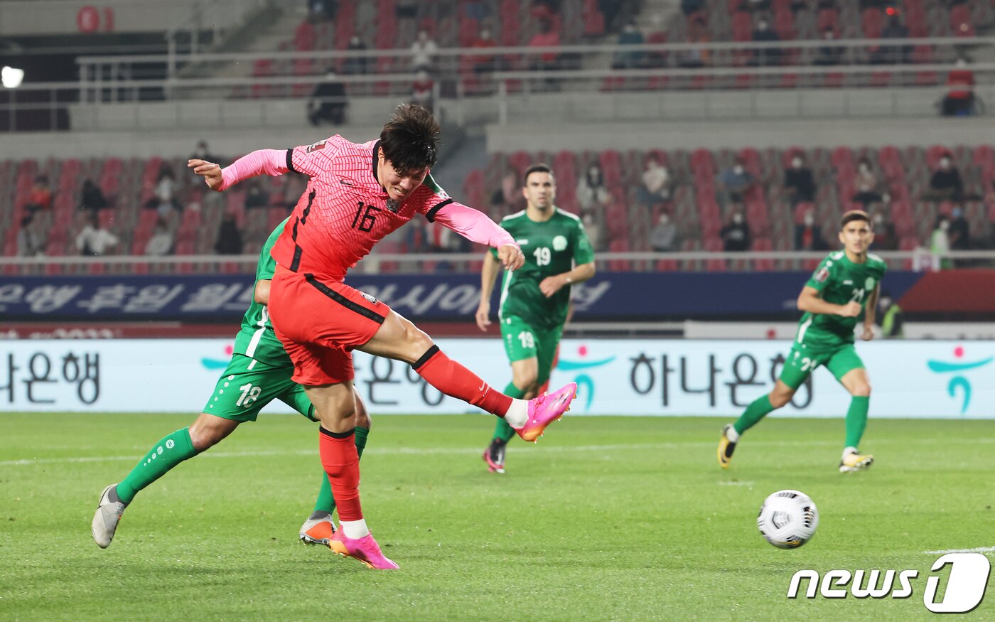 본문 이미지 - 5일 오후 경기도 고양시 고양종합운동장에서 열린 2022 국제축구연맹(FIFA) 카타르 월드컵 아시아지역 2차 예선 대한민국과 투르크메니스탄의 경기에서 황의조가 슈팅을 하고 있다.  이재명 기자