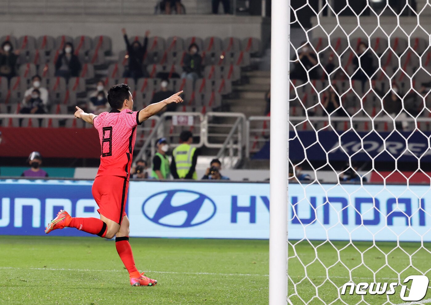 본문 이미지 - 5일 오후 경기도 고양시 고양종합운동장에서 열린 2022 국제축구연맹(FIFA) 카타르 월드컵 아시아지역 2차 예선 대한민국과 투르크메니스탄의 경기에서 두번째 골을 넣은 남태희가 기뻐하고 있다. 2021.6.5/뉴스1 ⓒ News1 이재명 기자