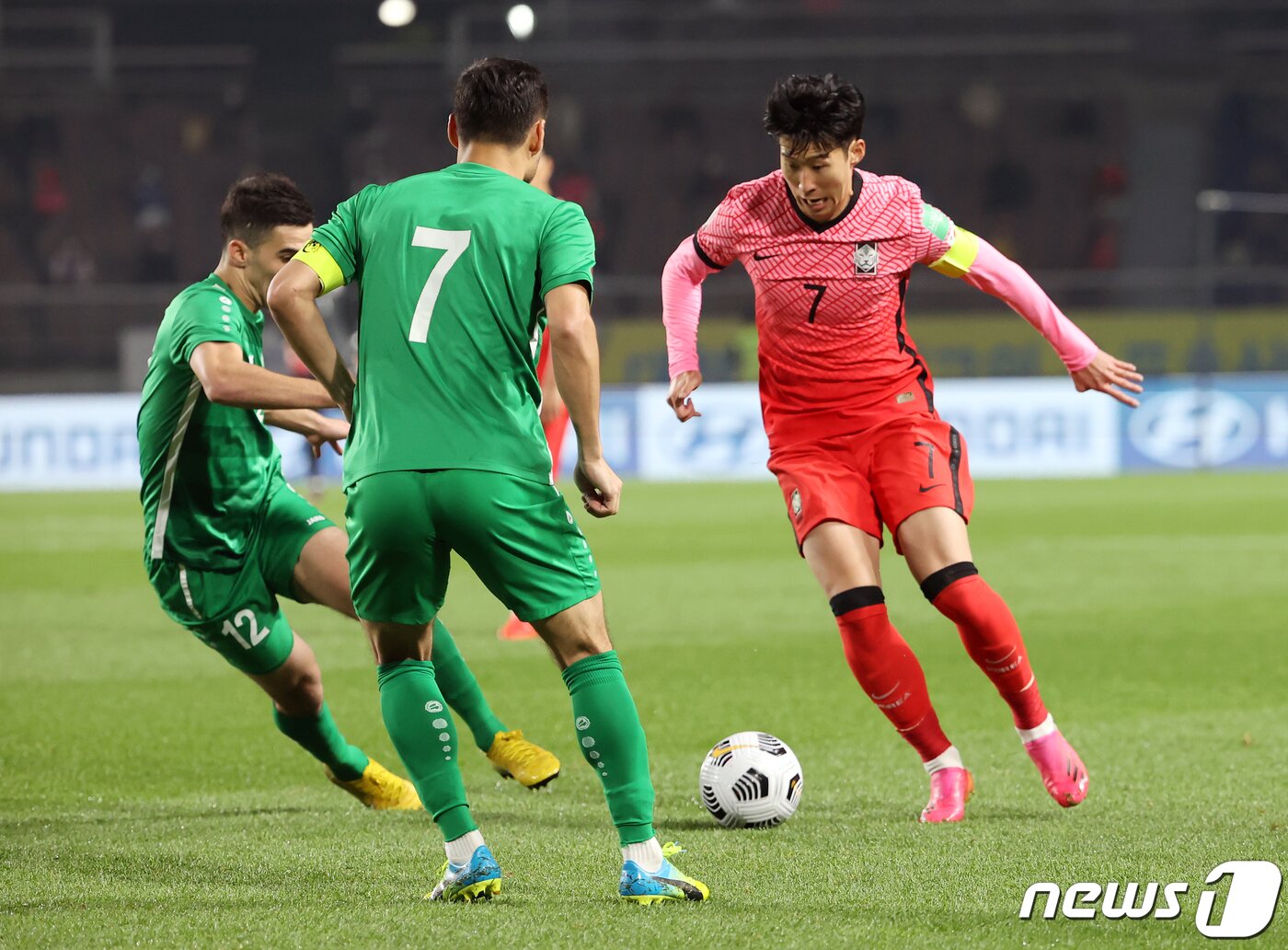 본문 이미지 - 5일 오후 경기도 고양시 고양종합운동장에서 열린 2022 국제축구연맹(FIFA) 카타르 월드컵 아시아지역 2차 예선 대한민국과 투르크메니스탄의 경기에서 손흥민이 드리블을 하고 있다.  이재명 기자