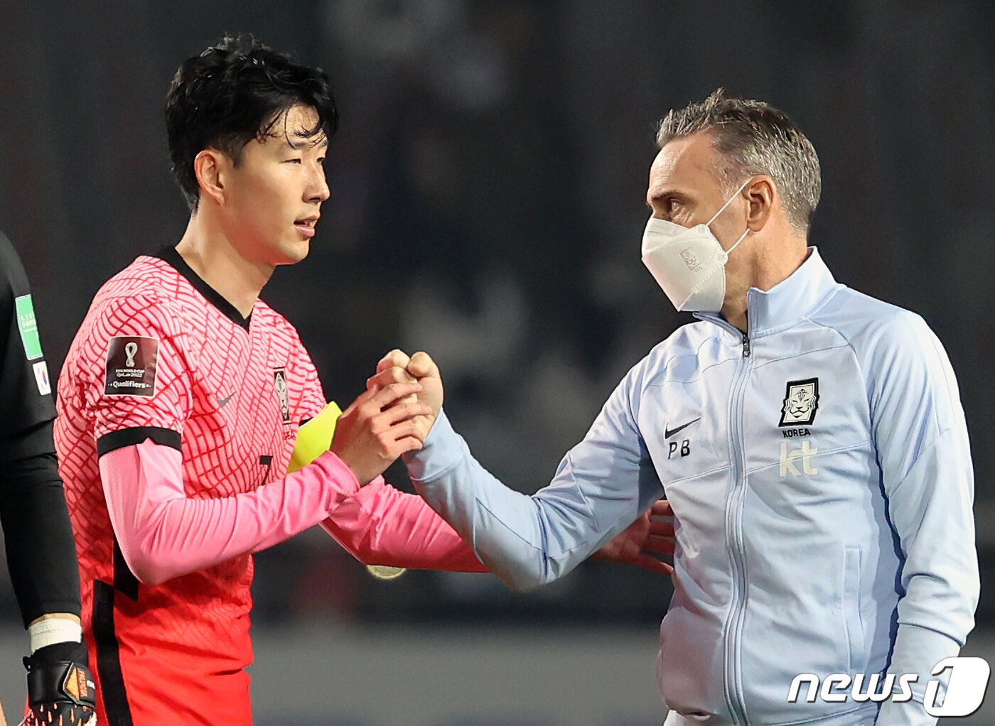본문 이미지 - 5일 오후 경기도 고양시 고양종합운동장에서 열린 2022 국제축구연맹(FIFA) 카타르 월드컵 아시아지역 2차 예선 대한민국과 투르크메니스탄의 경기에서 승리를 거둔 파울루 벤투 감독이 손흥민과 주먹인사를 하고 있다. 이날 경기는 대한민국이 5대0으로 승리했다. 2021.6.5/뉴스1 ⓒ News1 이재명 기자