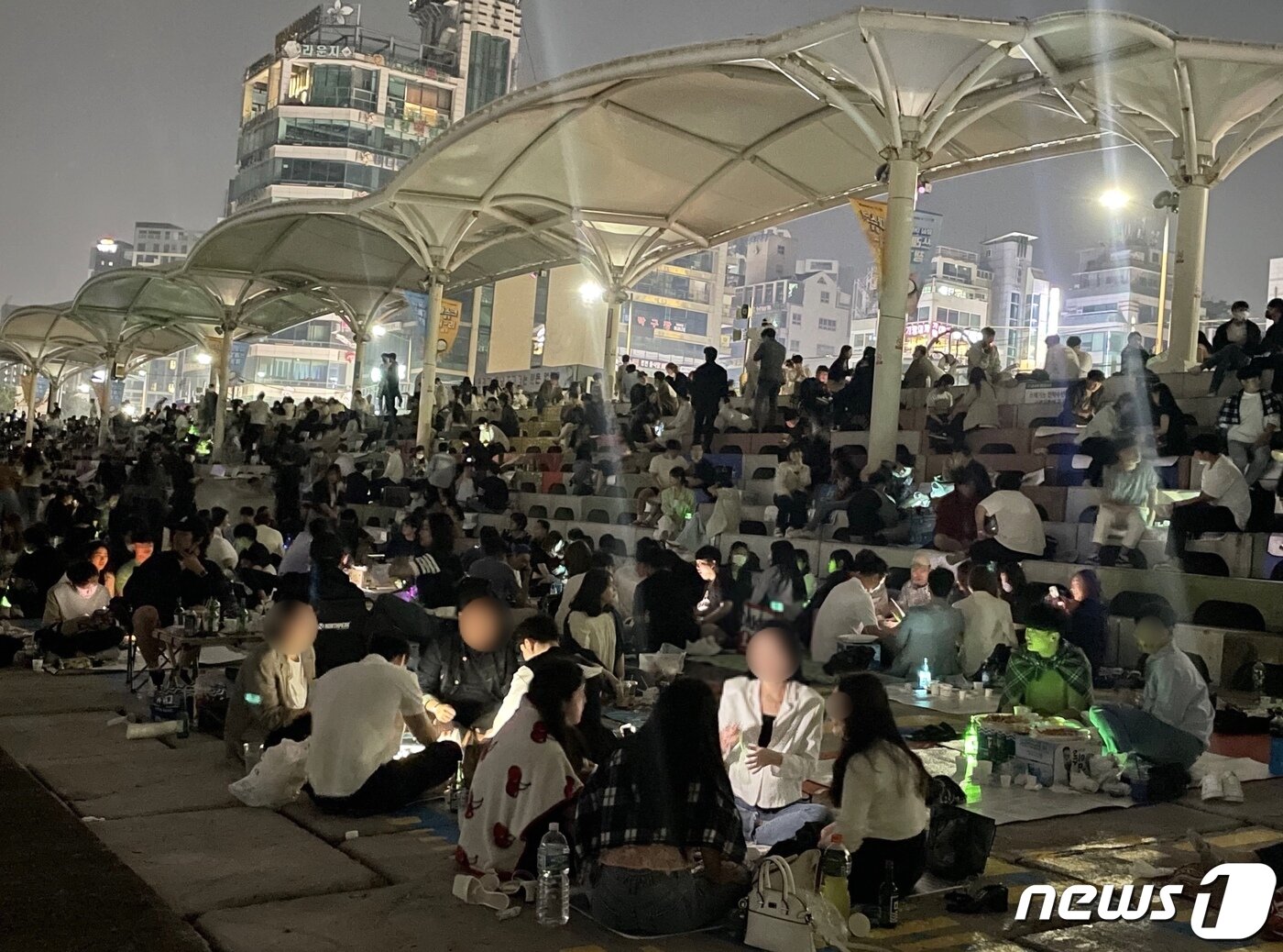 본문 이미지 - 6일 새벽 부산 수영구 민락수변공원에 신종 코로나바이러스 감염증(코로나19) 확산 우려에도 불구하고 많은 시민들이 사회적 거리두기를 무시한 채 몰려 있다.  이유진 기자