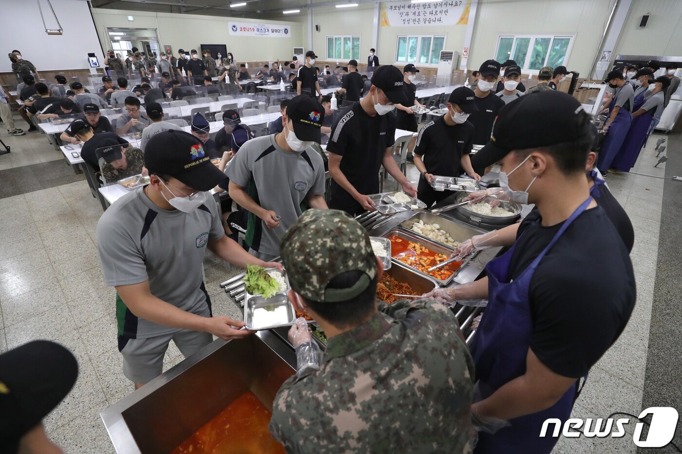 본문 이미지 - 3일 경기도 파주 소재 육군 9사단 참독수리대대 병사들이 급식을 나눠주고 있다. (국방부 제공) ⓒ 뉴스1