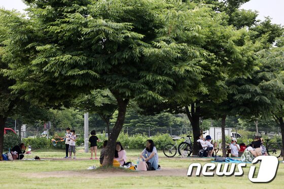 정부 "7월 적용 거리두기 개편안, 이달 중순 공개"(1보)
