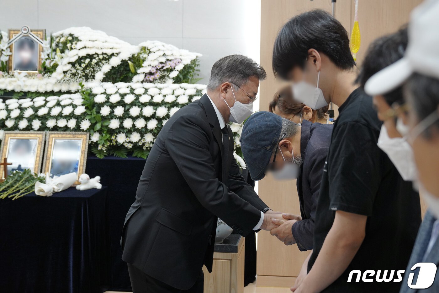 본문 이미지 - 문재인 대통령이 6일 오후 경기도 성남 국군수도병원에 마련된 이 모 부사관의 추모소를 찾아 추모한 뒤 유족을 위로하고 있다. (청와대 제공) 2021.6.6/뉴스1