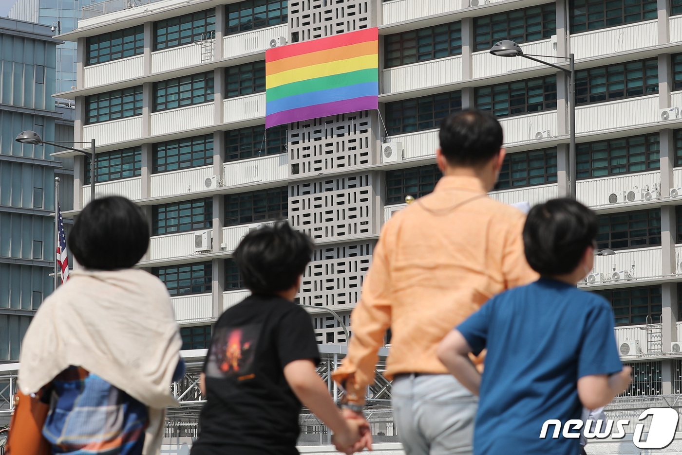 (서울=뉴스1) 박지혜 기자 = 6일 오후 서울 종로구 주한미국대사관에 '성소수자 인권의 달'을 맞아 성소수자(LGBT)를 상징하는 '무지개 깃발'이 걸려 있다.주한미국대사관은 지 …