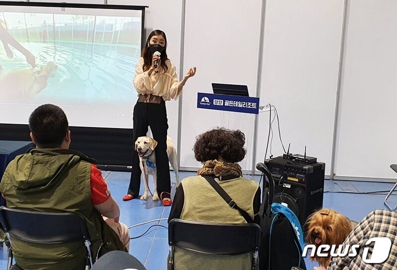 본문 이미지 - 김효진 키움반려견아카데미 이사가 5일 서울 강남구 세텍에서 열린 '2021 코리아펫쇼'에서 '반려동물 특강을 하고 있다. ⓒ 뉴스1 최서윤 기자