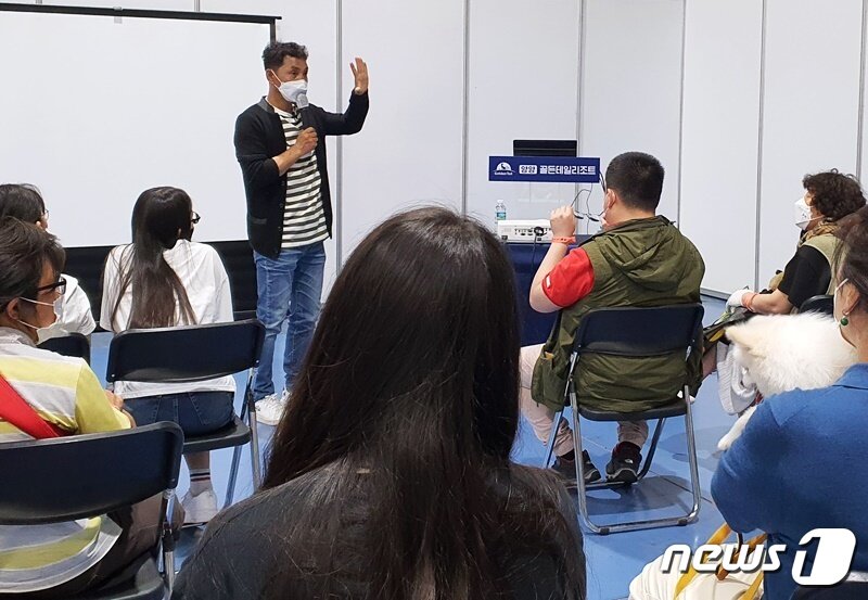 본문 이미지 - 이찬종 이삭애견훈련소장이 5일 서울 강남구 세텍에서 열린 '2021 코리아펫쇼'에서 반려동물 특강을 하고 있다. ⓒ 뉴스1 최서윤 기자