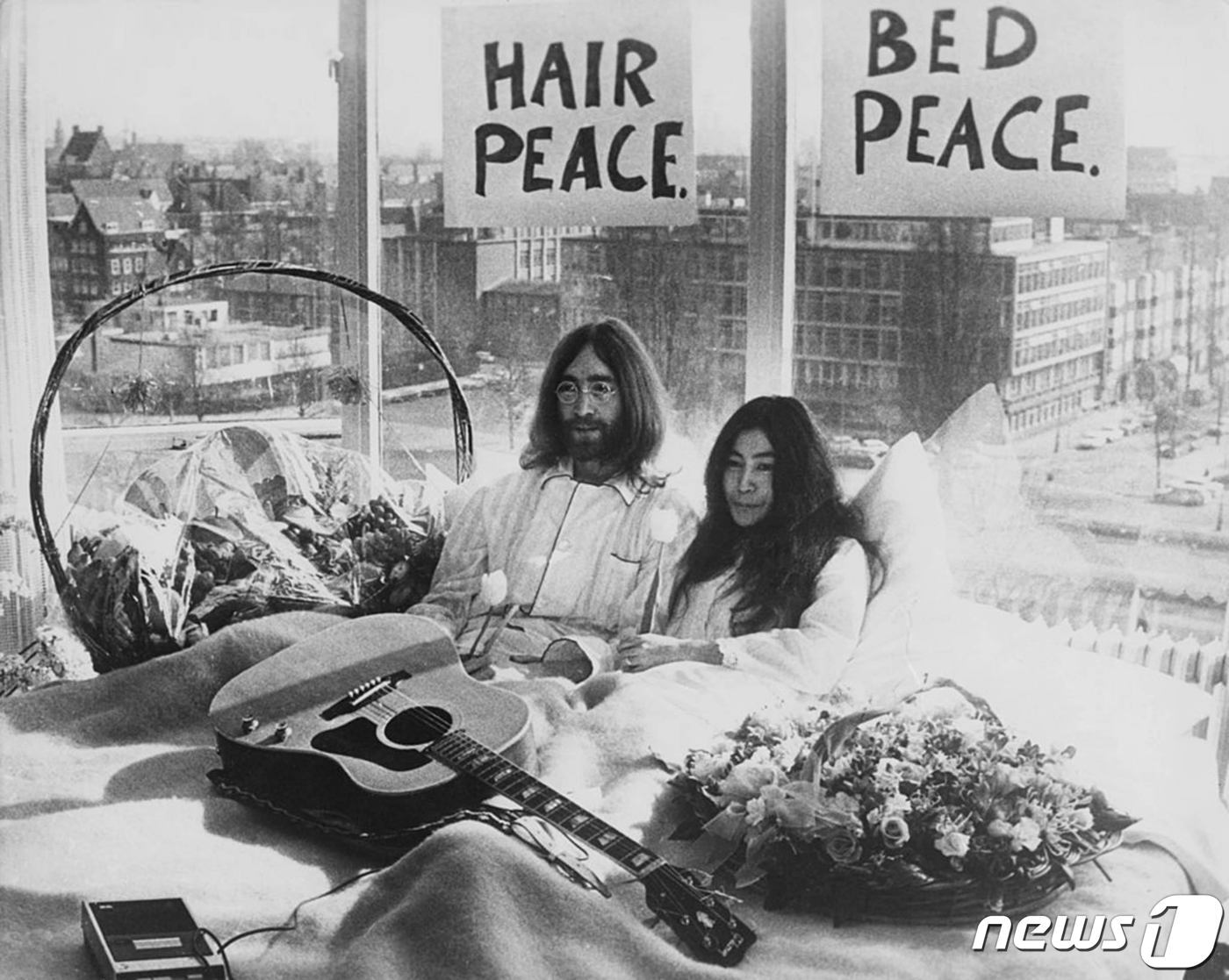 본문 이미지 - '침대 평화 시위 퍼포먼스'(Bed-in Peace Performance)ⓒ 뉴스1