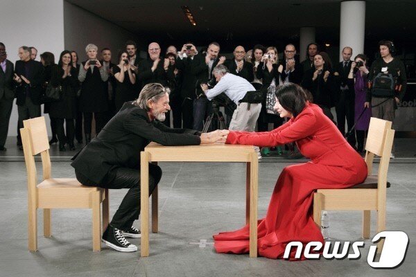 본문 이미지 - 아브라모비치의 퍼포먼스 '예술가는 여기있다'ⓒ 뉴스1