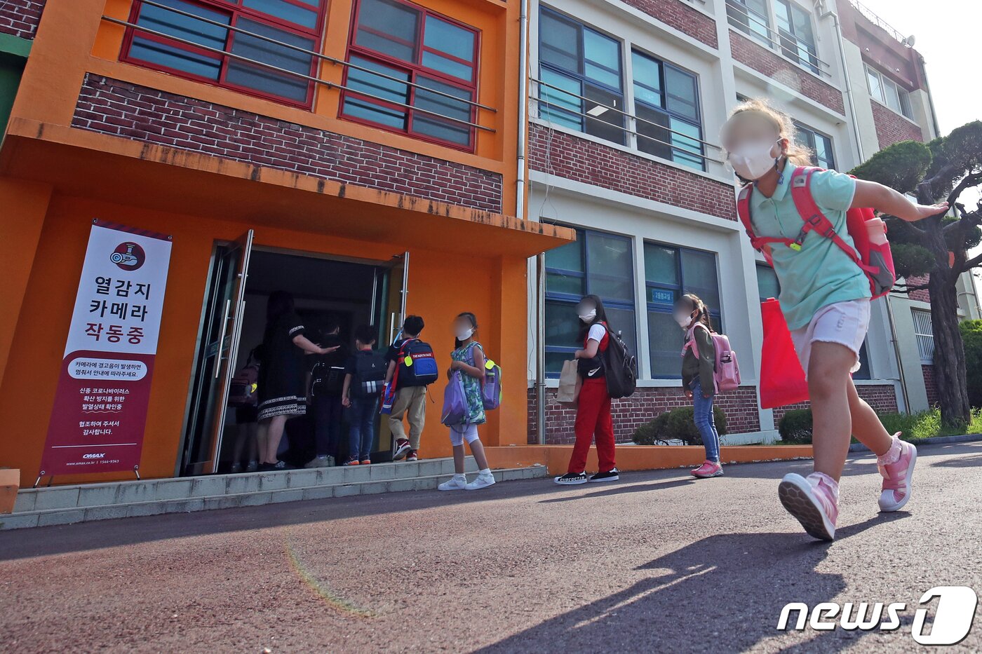 본문 이미지 - 전남지역 전체 학교가 전면등교를 시작한 7일 오전 전남 화순초등학교에서 학생들이 등교하고 있다.  황희규 기자