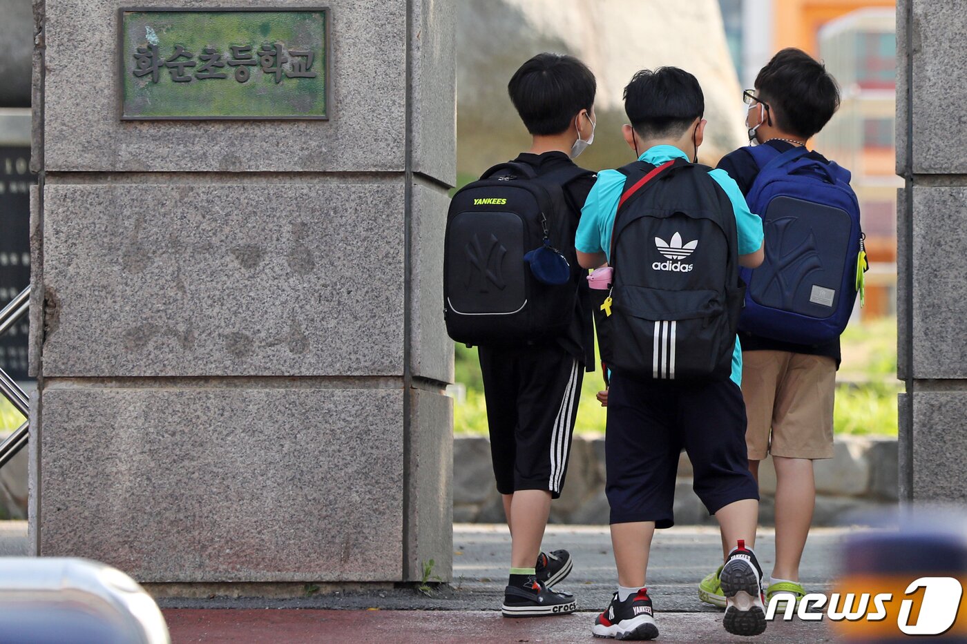 본문 이미지 - 전남지역 전체 학교가 전면등교를 시작한 7일 오전 전남 화순초등학교에서 학생들이 등교하고 있다.  황희규 기자