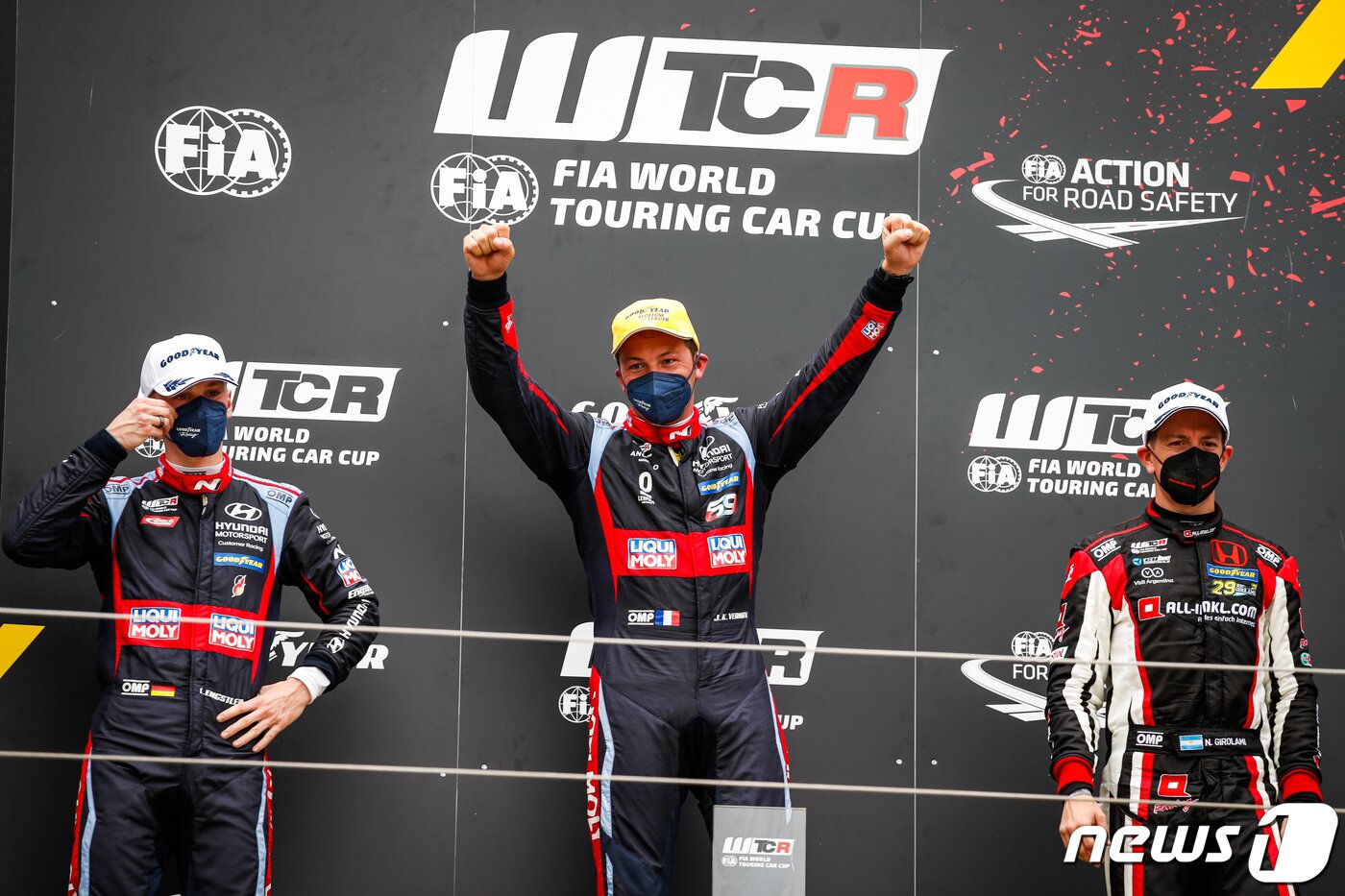 본문 이미지 - 3~5일 열린 2021 WTCR 개막전 두 번째 결승 레이스에서 1, 2위 오른 엥슬러 현대 N 리퀴몰리 레이싱팀 선수들(왼쪽부터 루카 엥슬러, 잔 칼 버네이, 네스터 지로라미 선수, 현대자동차 제공) ⓒ 뉴스1