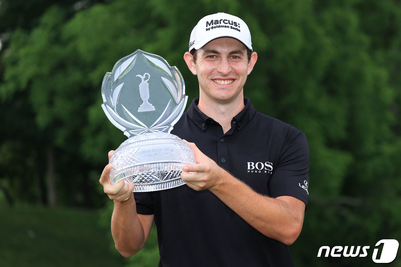 (더블린 AFP=뉴스1) 우동명 기자 = 미국의 패트릭 캔틀레이가 6일(현지시간) 오하이오주 더블린의 뮤어필드 빌리지 골프클럽에서 열린 PGA 투어 메모리얼 토너먼트 우승 트로피를 …