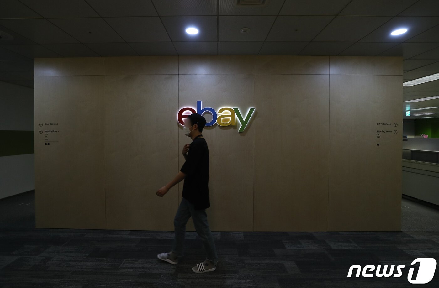본문 이미지 - G마켓·옥션·G9 등을 운영하는 이베이코리아의 인수 본입찰이 시작됐다. 인수 후보는 롯데쇼핑, 신세계, SK텔레콤, MBK파트너스다. 이베이코리아가 어디로 가든 국내 온라인 쇼핑 판도가 크게 흔들릴 수 있어 이목이 집중되고 있다. 이베이코리아의 지난해 국내 이커머스 시장 점유율은 12% 정도로 추산되며, 네이버·쿠팡에 이어 국내 e커머스 업계 3위이다. 사진은 7일 서울 강남구 이베이코리아 본사. 2021.6.7/뉴스1 ⓒ News1 이성철 기자