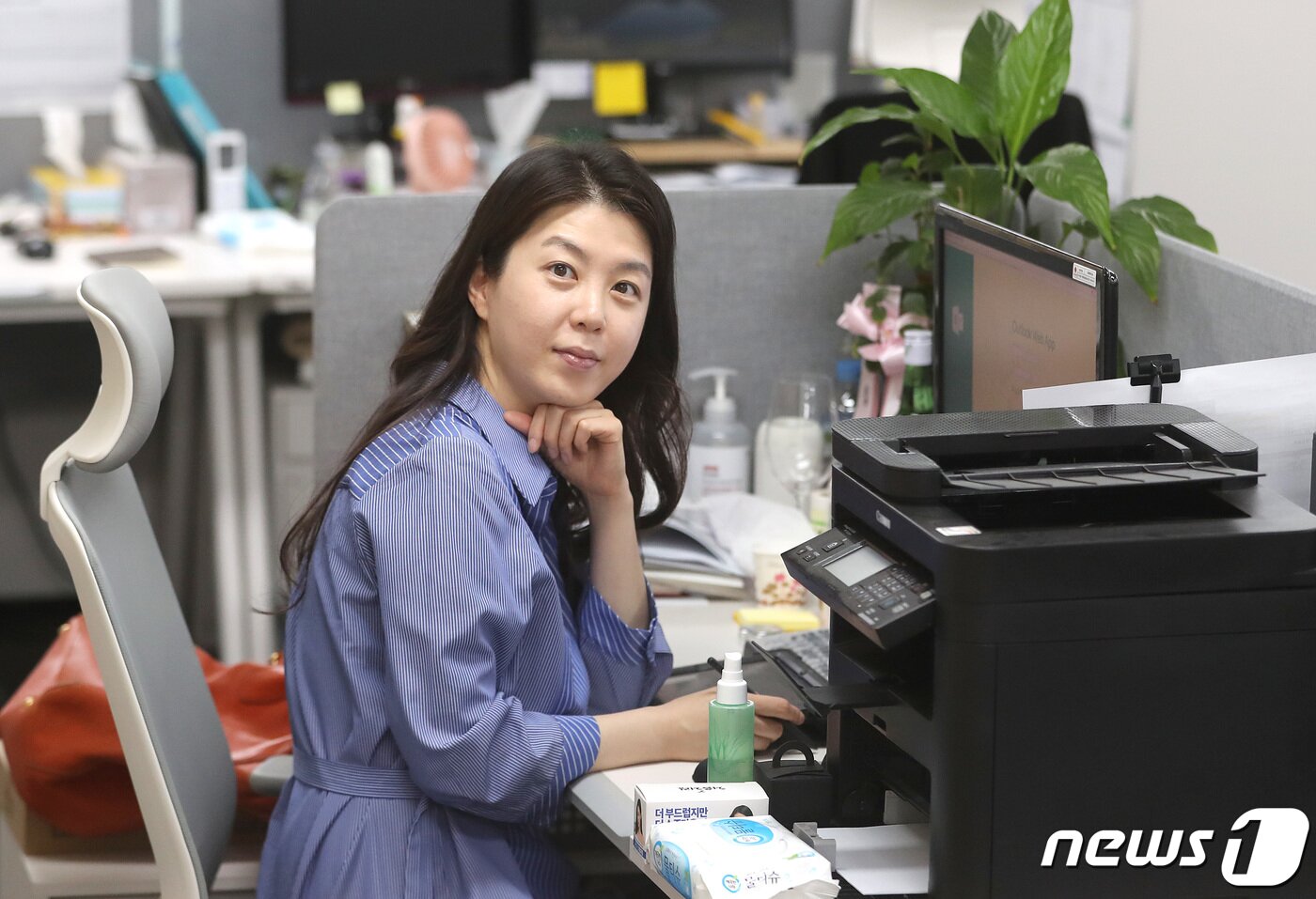 본문 이미지 - 유꽃비 팀장의 업무 공간. 그는 정리되지 않은 공간이 쑥스럽다면서도 프로답게 사진촬영에 응했다.  2021.6.7/뉴스1 ⓒ News1 이성철 기자