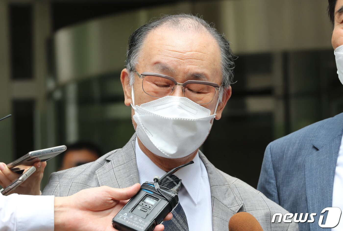 본문 이미지 - 강제징용 피해자 故 임정규씨의 아들인 임철호(84)씨가 7일 오후 서울 서초구 서울중앙지방법원 앞에서 일본 기업을 상대로 한 강제징용 피해자들의 손해배상 청구소송 1심 선고 직후 기자회견 도중 생각에 잠겨 있다. 이날 일제 강점기 시절 일본 기업에 끌려가 강제노역에 시달린 강제징용 피해자와 유족이 일본 기업 16곳을 상대로 낸 손해배상 소송에서 패소했다. 재판부는 당초 10일을 선고기일로 지정했으나 사흘 앞당겨 이날 선고했다. 일정 변경 소식을 듣고 급하게 법원에 온 유족들은 분통을 터트렸다. 장덕환 일제 강제노역피해자 정의구현 전국연합회 회장은 "한심스럽게 그지없는 재판＂이라며, ＂항소하겠다”고 밝혔다.  박지혜 기자