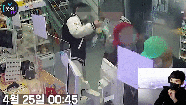 본문 이미지 - 서울 반포한강공원에서 숨진 채 발견된 의대생 고(故) 손정민씨가 실종 당일 친구 A씨와 편의점에서 계산을 기다리는 CCTV 영상이 공개됐다. (유튜브 '종이의 TV' 갈무리)  ⓒ 뉴스1