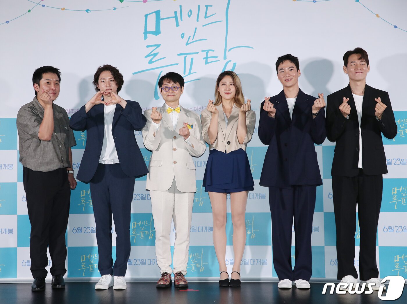 본문 이미지 - 배우 곽민규(왼쪽부터), 정휘, 김조광수 감독, 배우 염문경, 이홍내, 강정우가 7일 오후 서울 광진구 롯데시네마 건대입구에서 열린 영화 ‘메이드 인 루프탑’ 언론시사회 및 기자간담회에서 포즈를 취하고 있다. 영화 ‘메이드 인 루프탑’은 이별 1일차 하늘과 썸 1일차 봉식이 별다를 것 없지만 별난 각자의 방식대로 쿨하고 힙하게 밀당 연애를 시작하는 이야기를 그린 요즘 것들의 서머 로맨스 영화다. 2021.6.7/뉴스1 ⓒ News1 김진환 기자