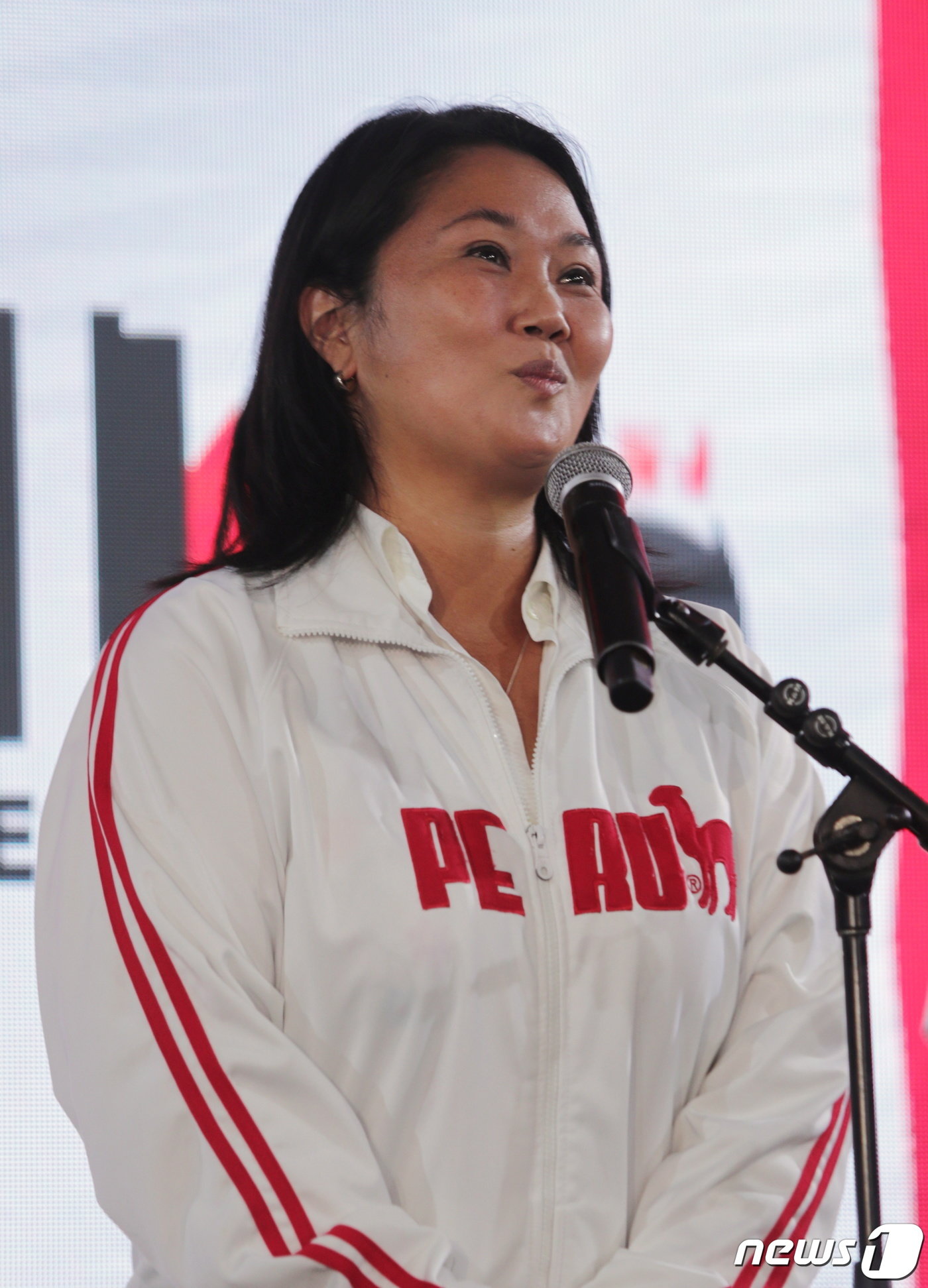 본문 이미지 - 지난 대선 후보였던 게이코 후지모리 민중권력당(국민의힘으로 번역) 대표가 2021년 6월 6일 지지자들에게 연설하던 모습. ⓒ 로이터=뉴스1 ⓒ News1 최서윤 기자