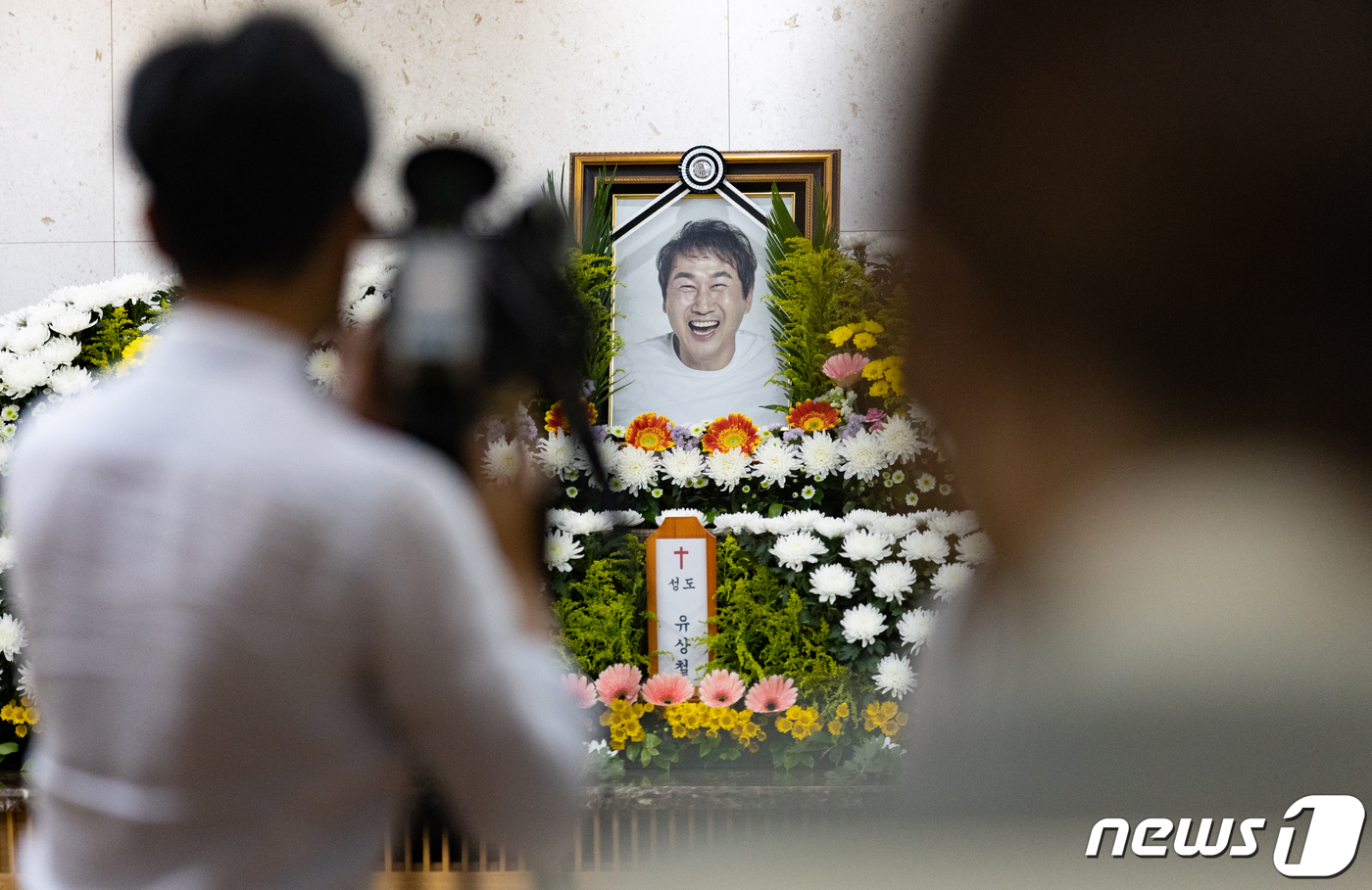 (서울=뉴스1) 이재명 기자 = 7일 오후 서울 송파구 서울아산병원 장례식장에 故 유상철 전 인천 유나이티드 감독의 빈소가 마련돼 있다.유 전 감독은 지난 2019년 췌장암 진단을 …