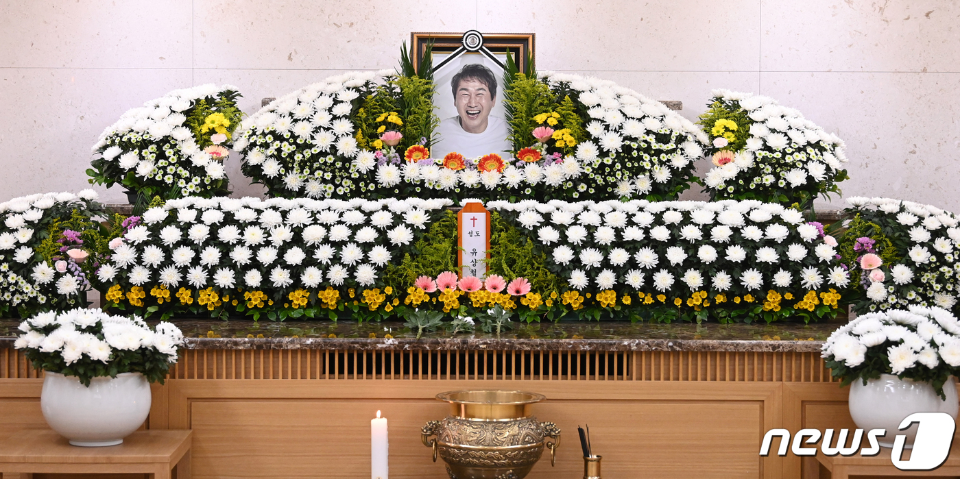 (서울=뉴스1) 사진공동취재단 = 故 유상철 전 인천 유나이티드 감독의 빈소가 8일 서울 아산병원 장례식장에 마련되어 있다.유상철 전 감독은 지난 2019년 췌장암 진단을 받고 치 …